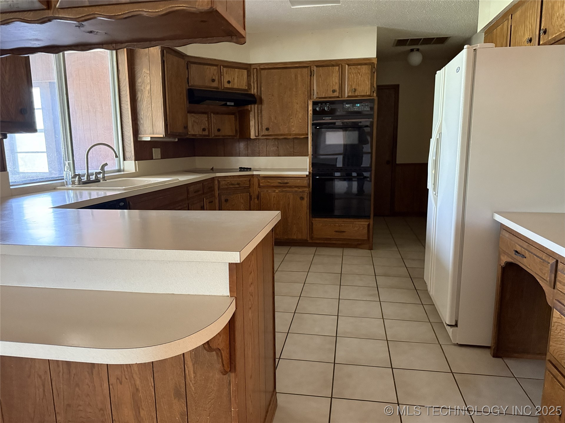 2011 W 1st Property Photo 8