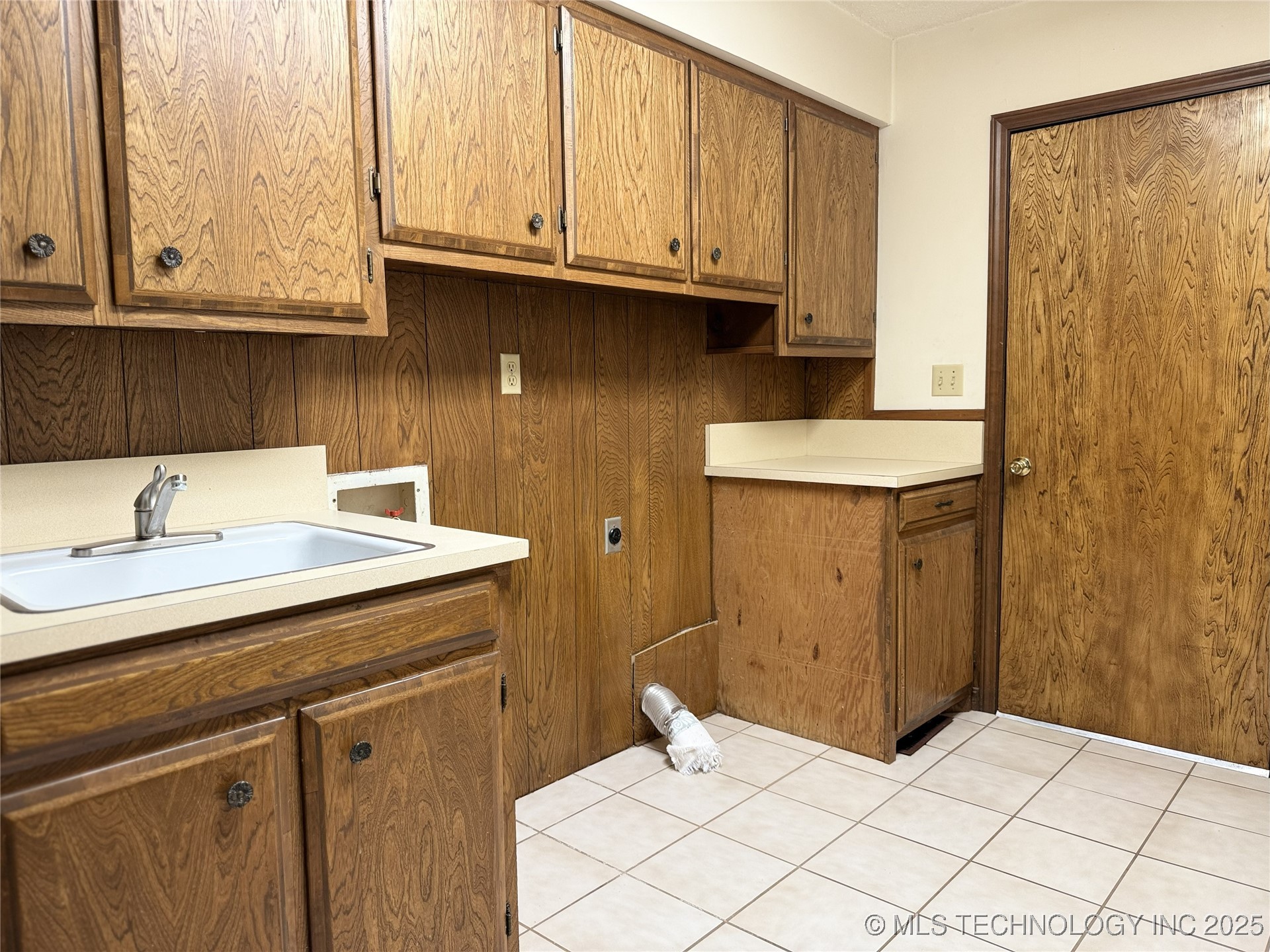 2011 W 1st Property Photo 13