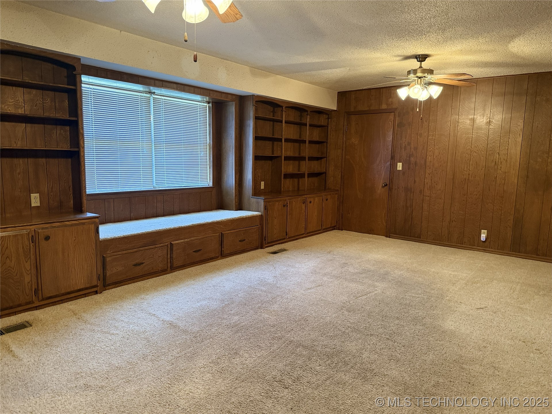 2011 W 1st Property Photo 14