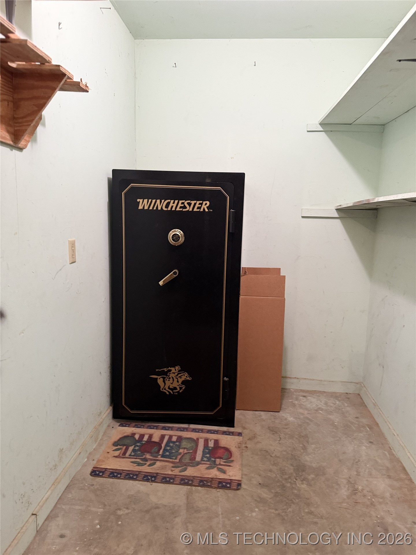 2011 W 1st Property Photo 15