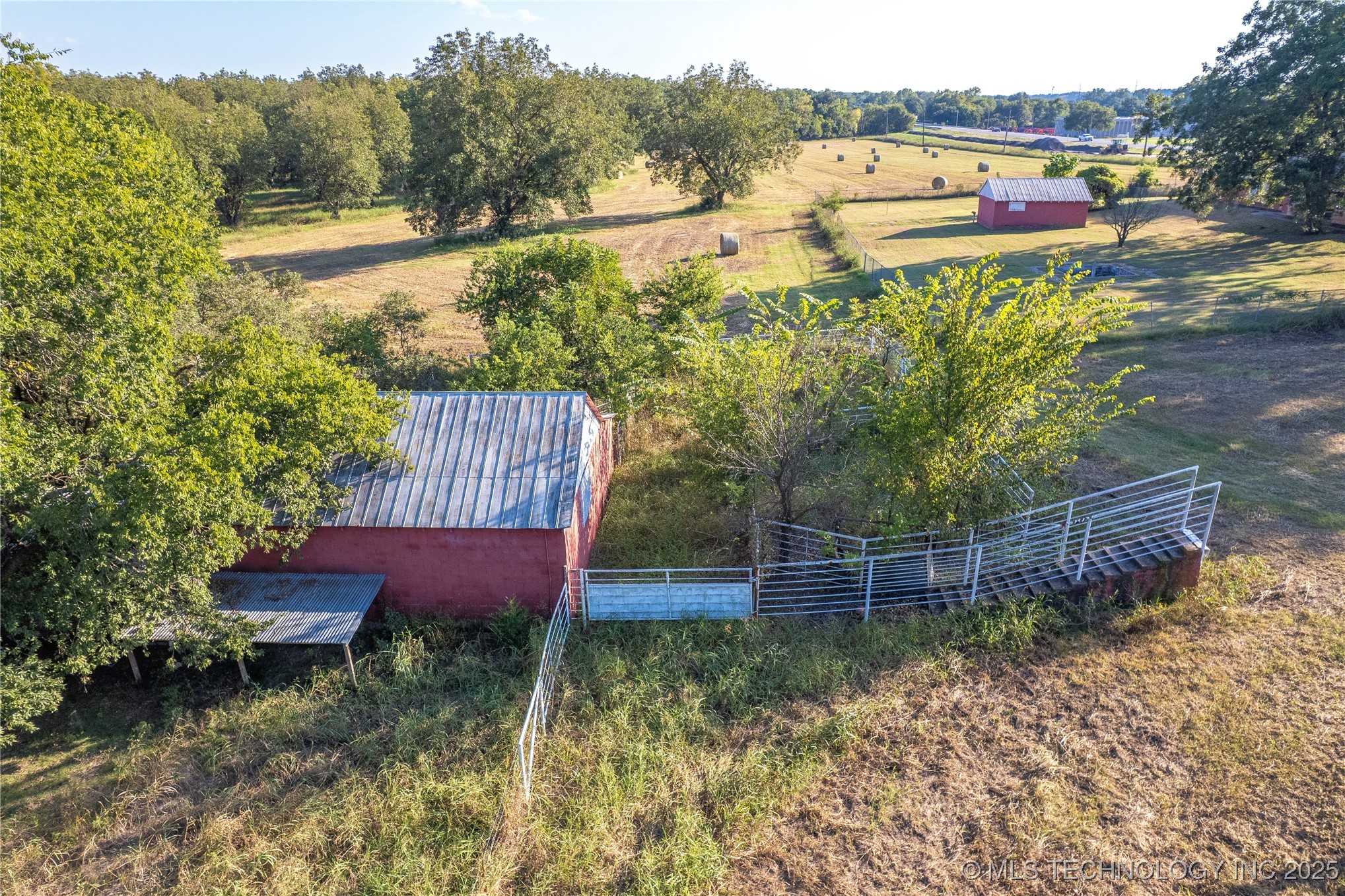 2011 W 1st Property Photo 17
