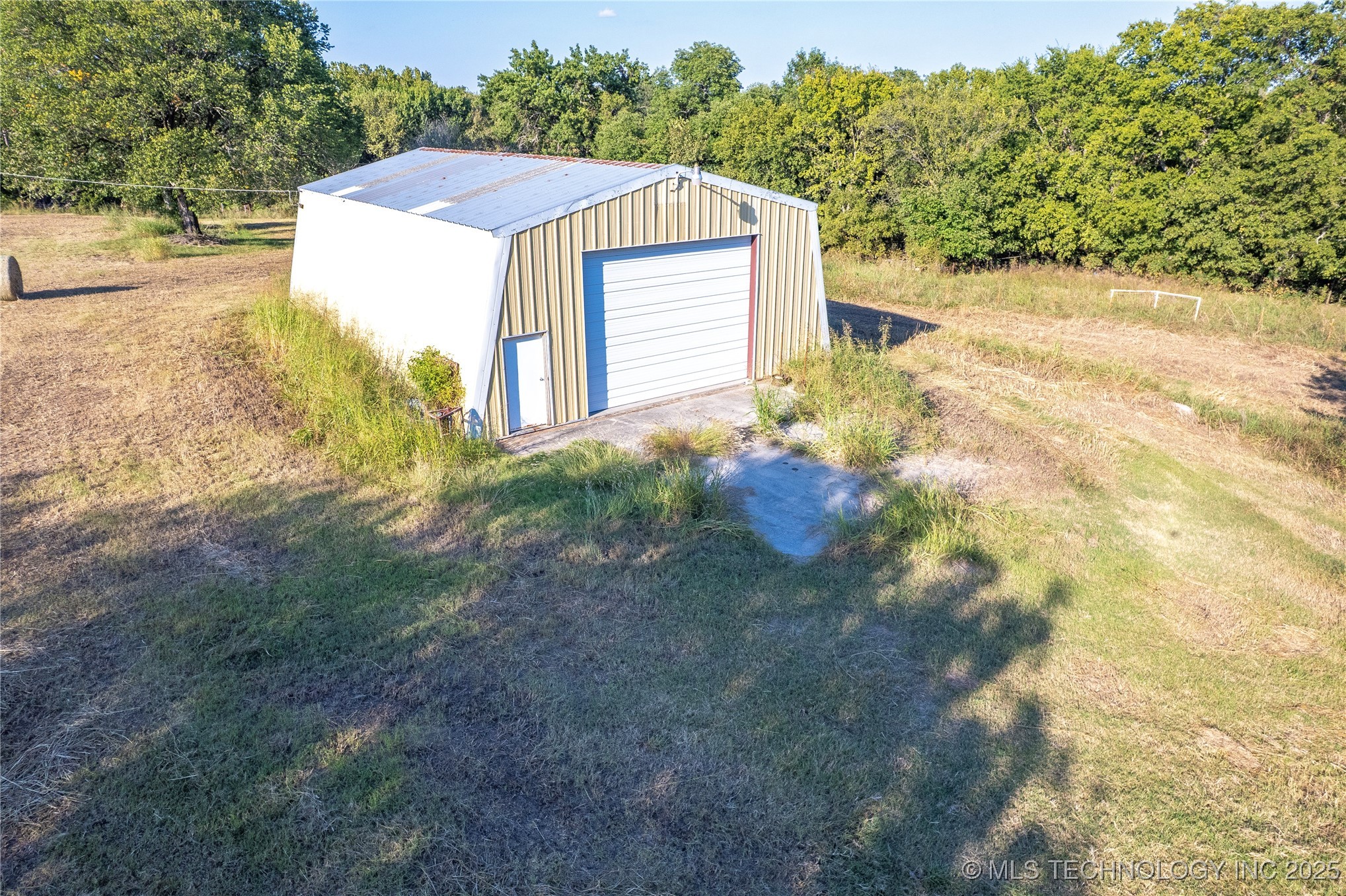 2011 W 1st Property Photo 18