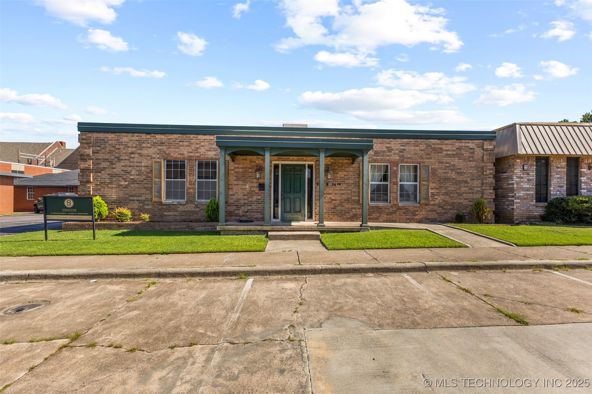 120 E 14th Property Photo 1