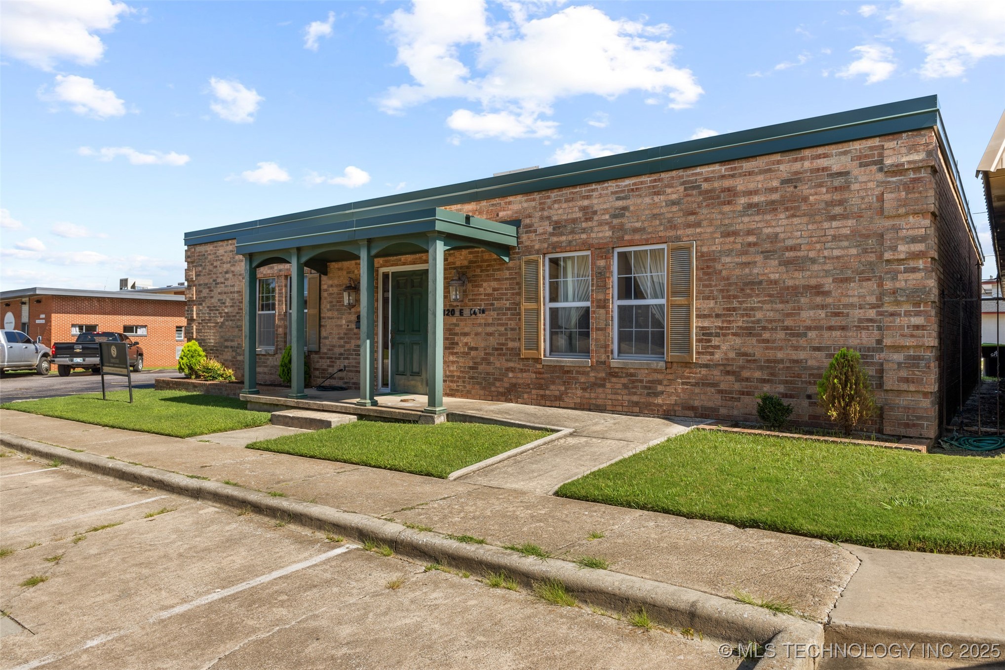 120 E 14th Property Photo 3