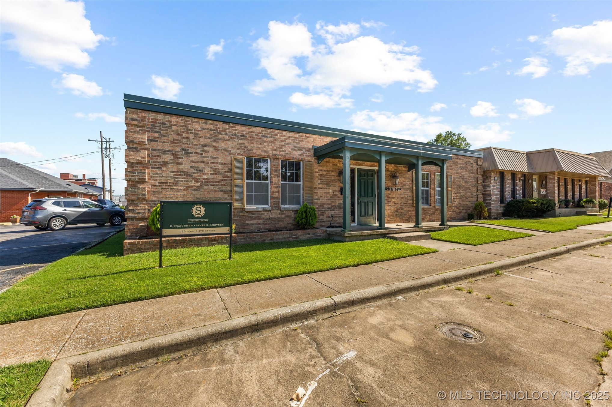 120 E 14th Property Photo 4