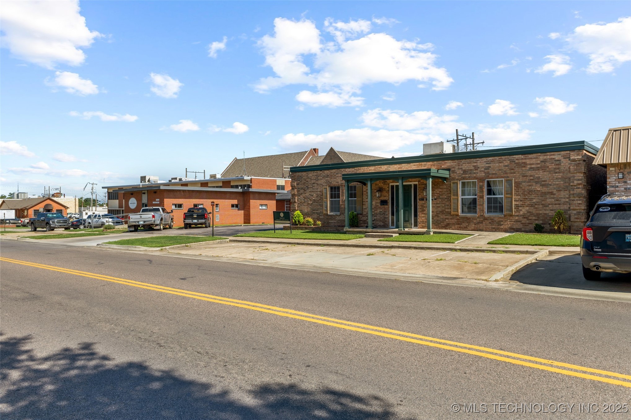 120 E 14th Property Photo 6