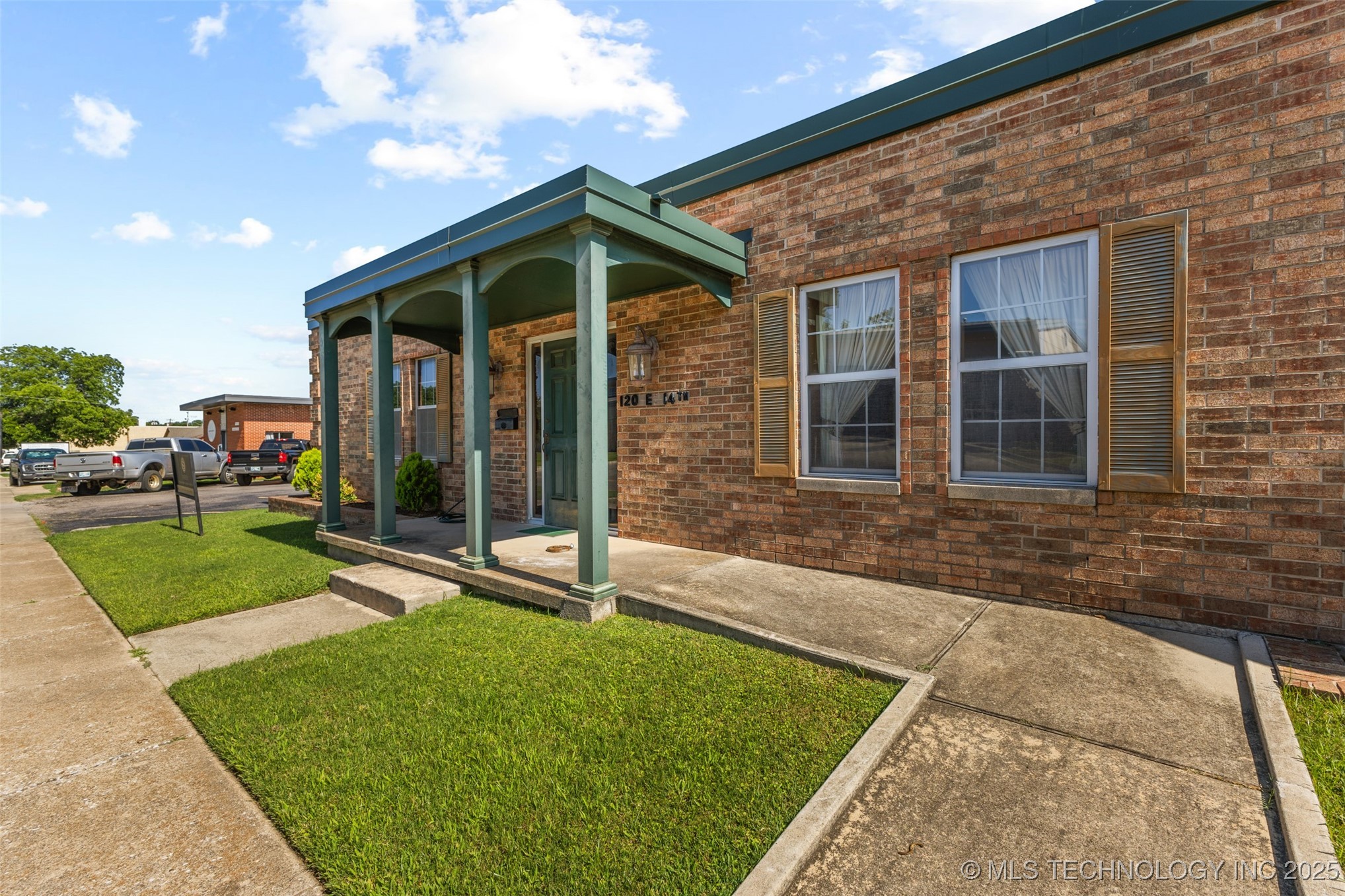 120 E 14th Property Photo 7