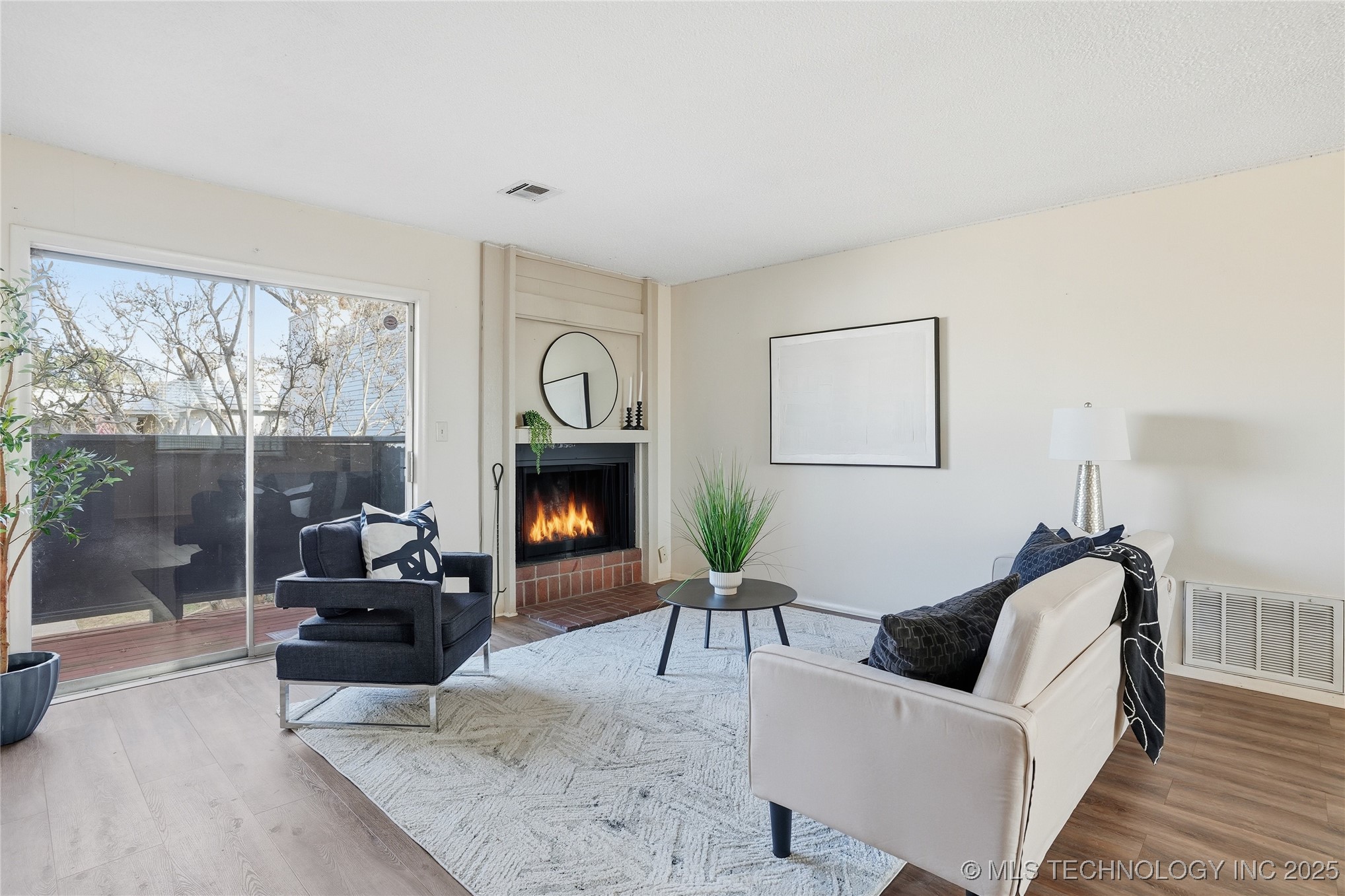 6732 S Lewis Avenue 312 Property Photo 2