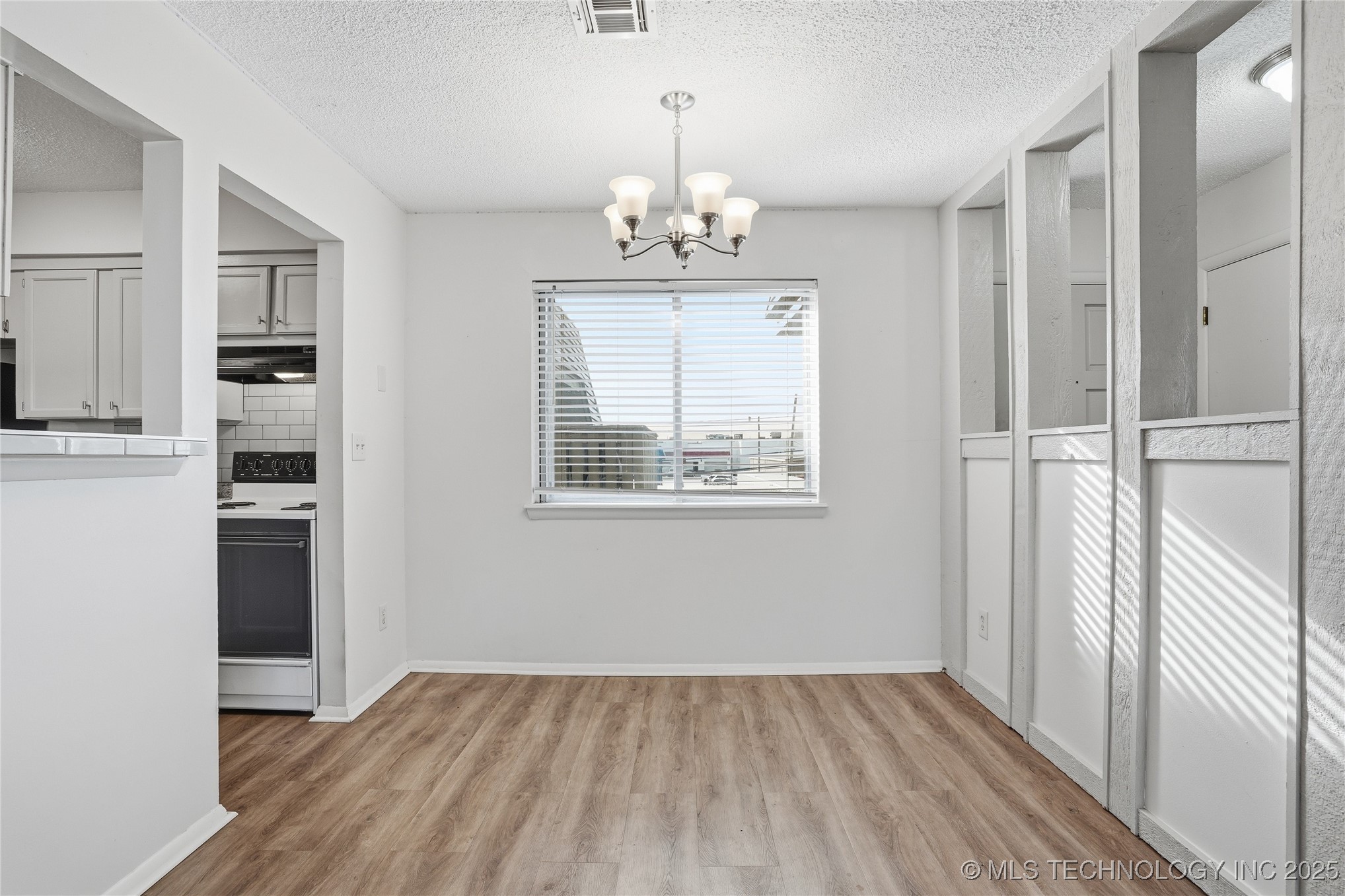 6732 S Lewis Avenue 312 Property Photo 4