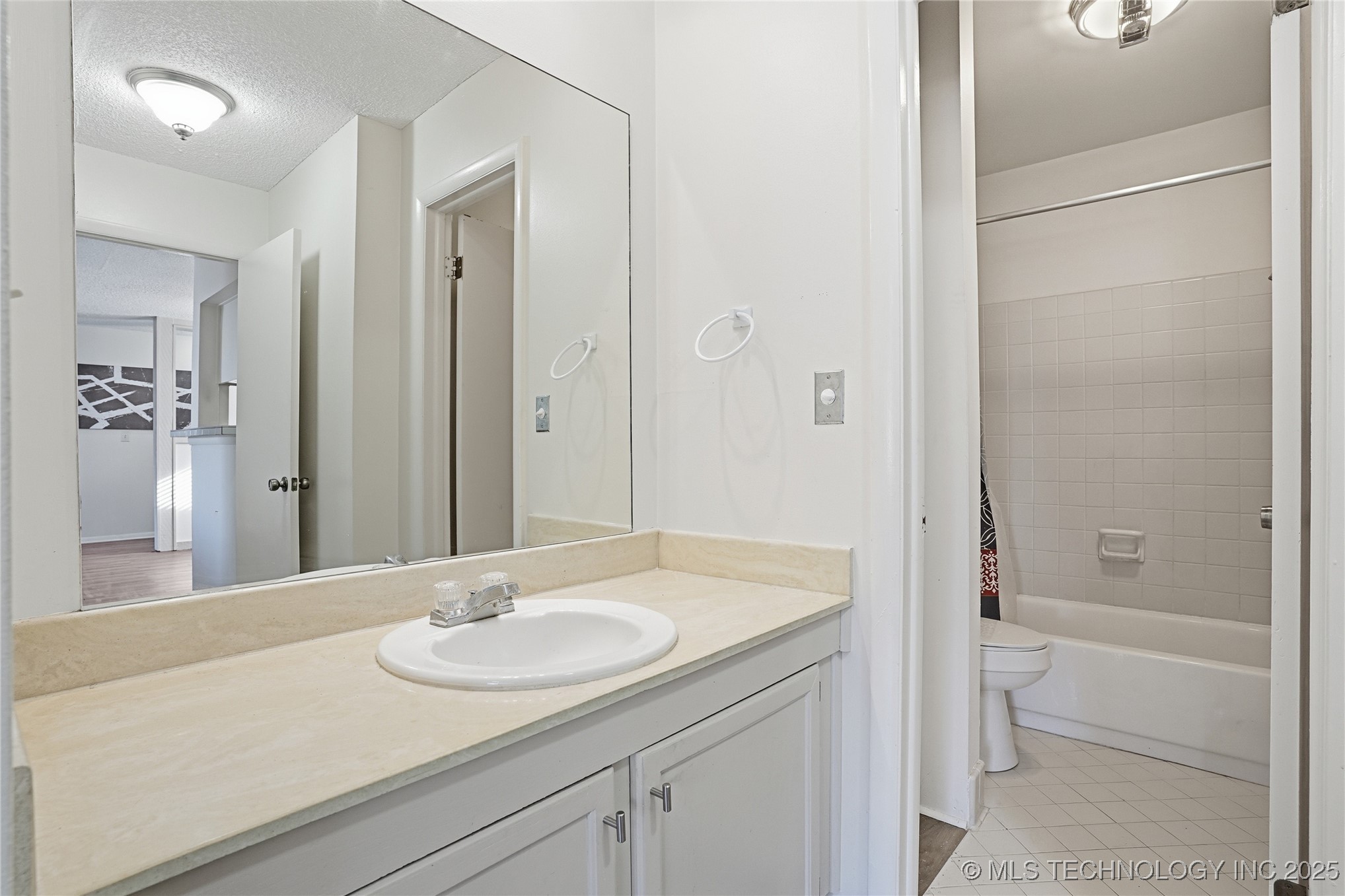 6732 S Lewis Avenue 312 Property Photo 5