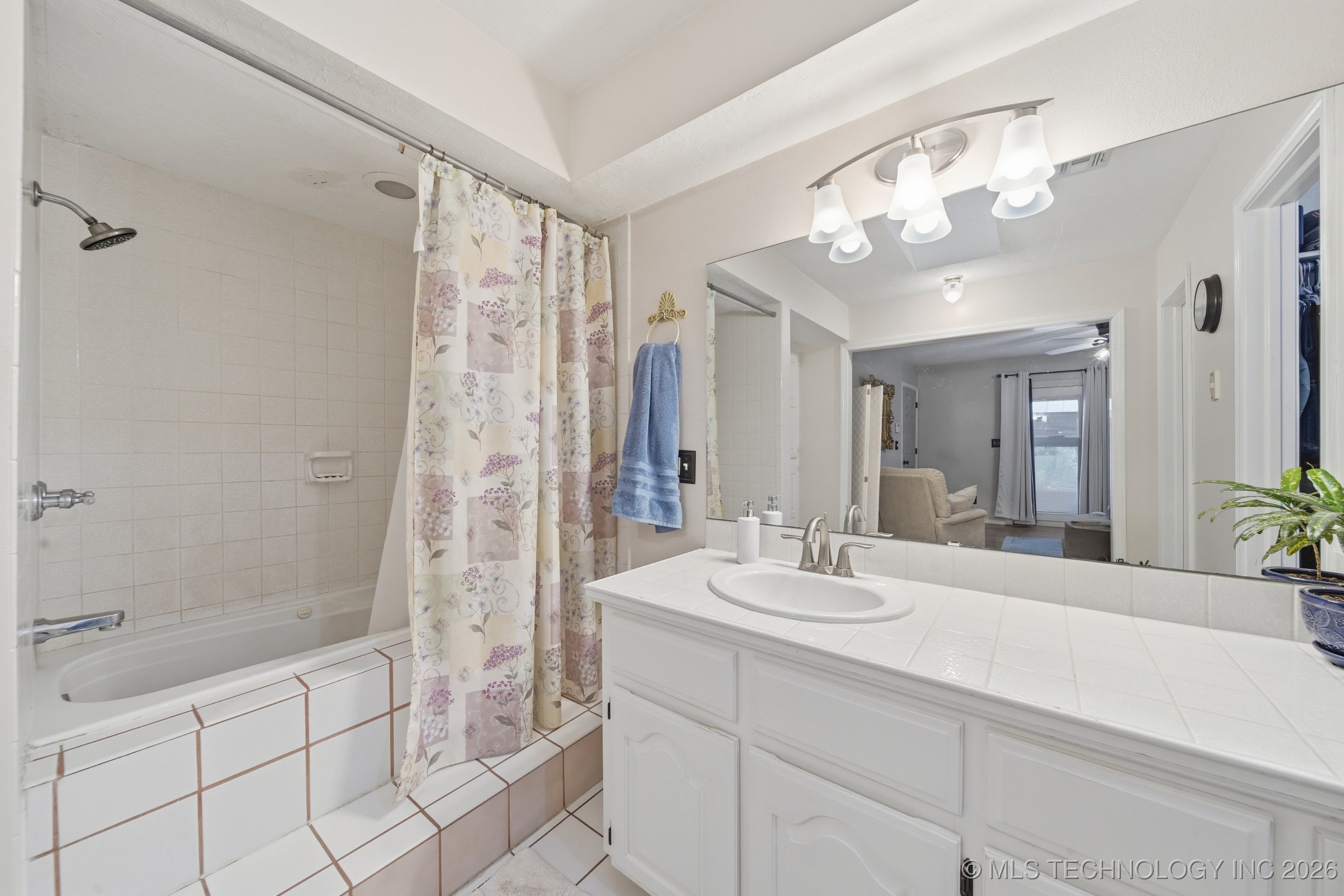 1101 N Navajo Property Photo 24