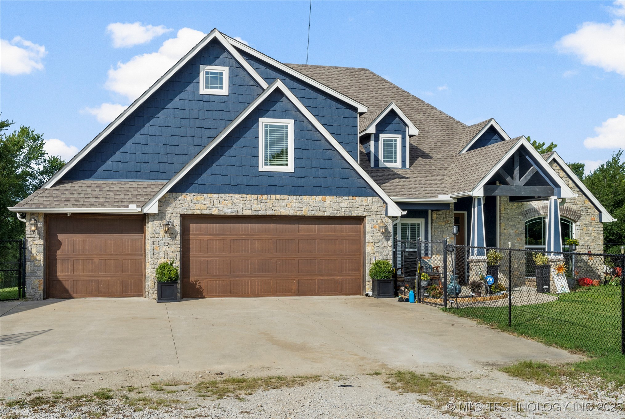 4295 Happy Camp Road Property Photo 1