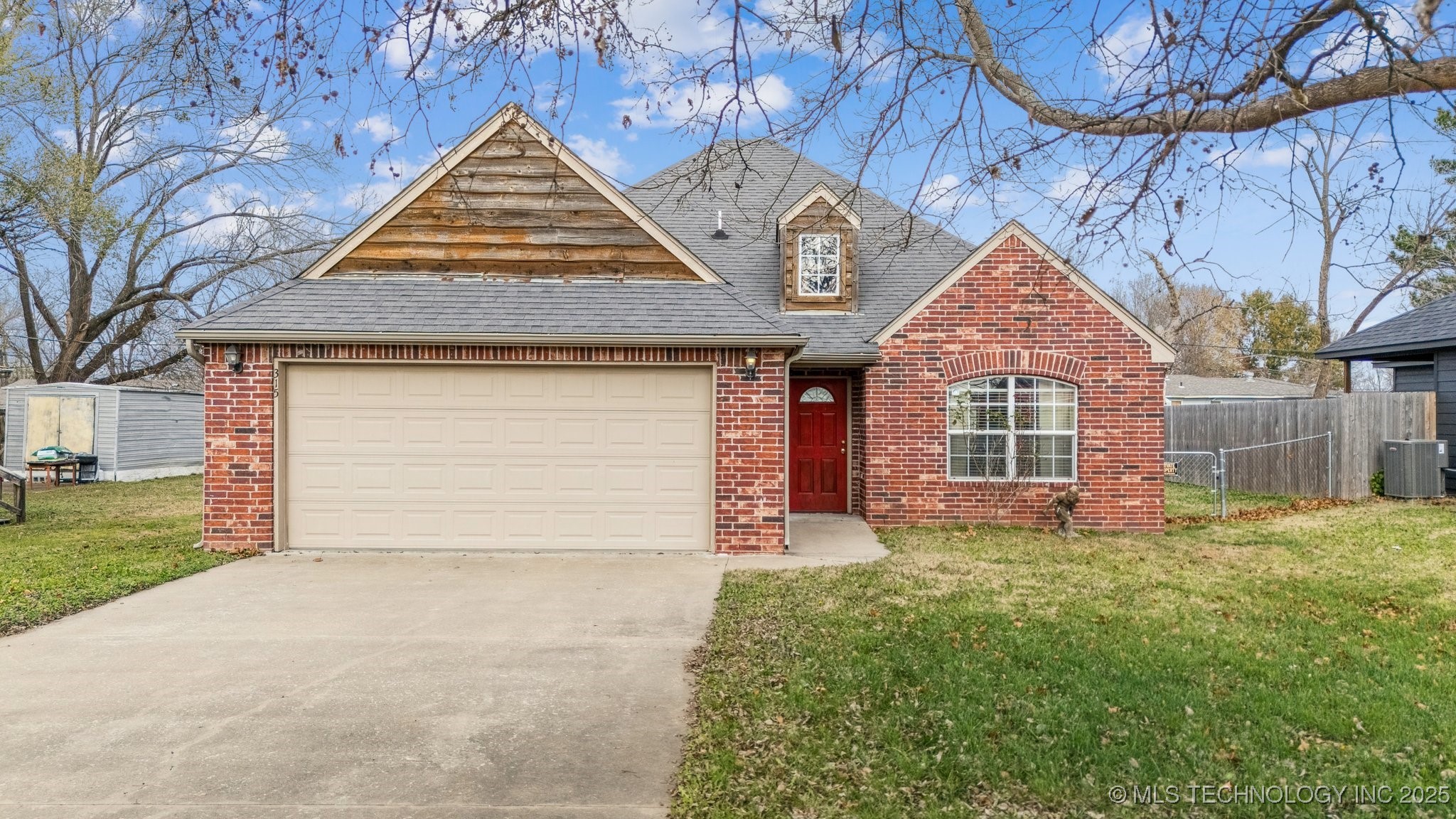 315 E Oak Street Property Photo 1