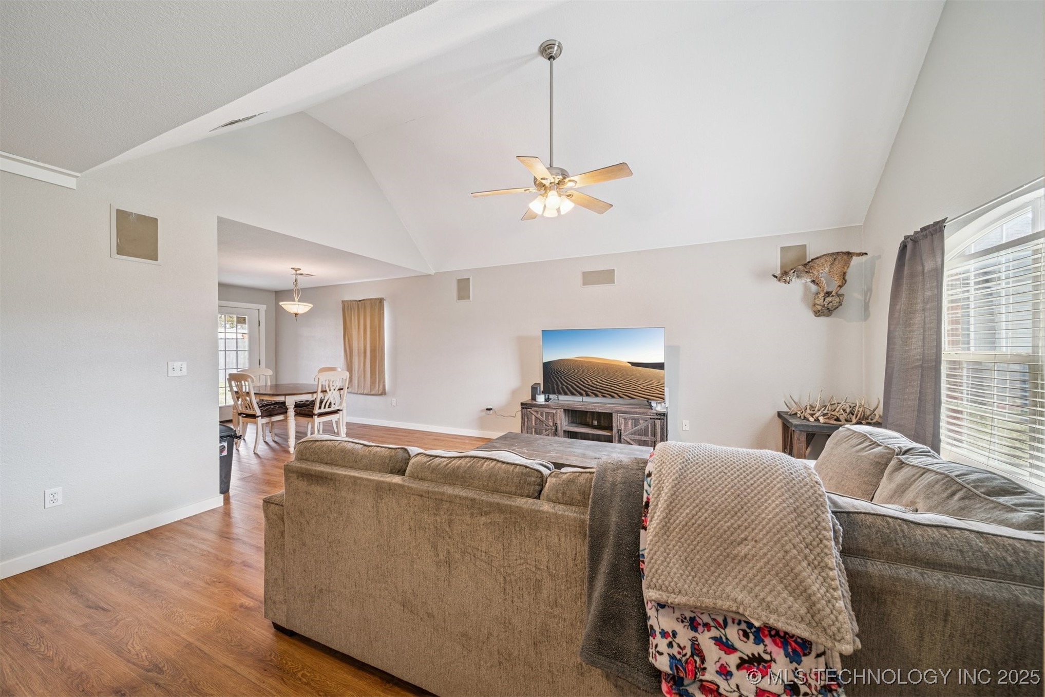 315 E Oak Street Property Photo 4