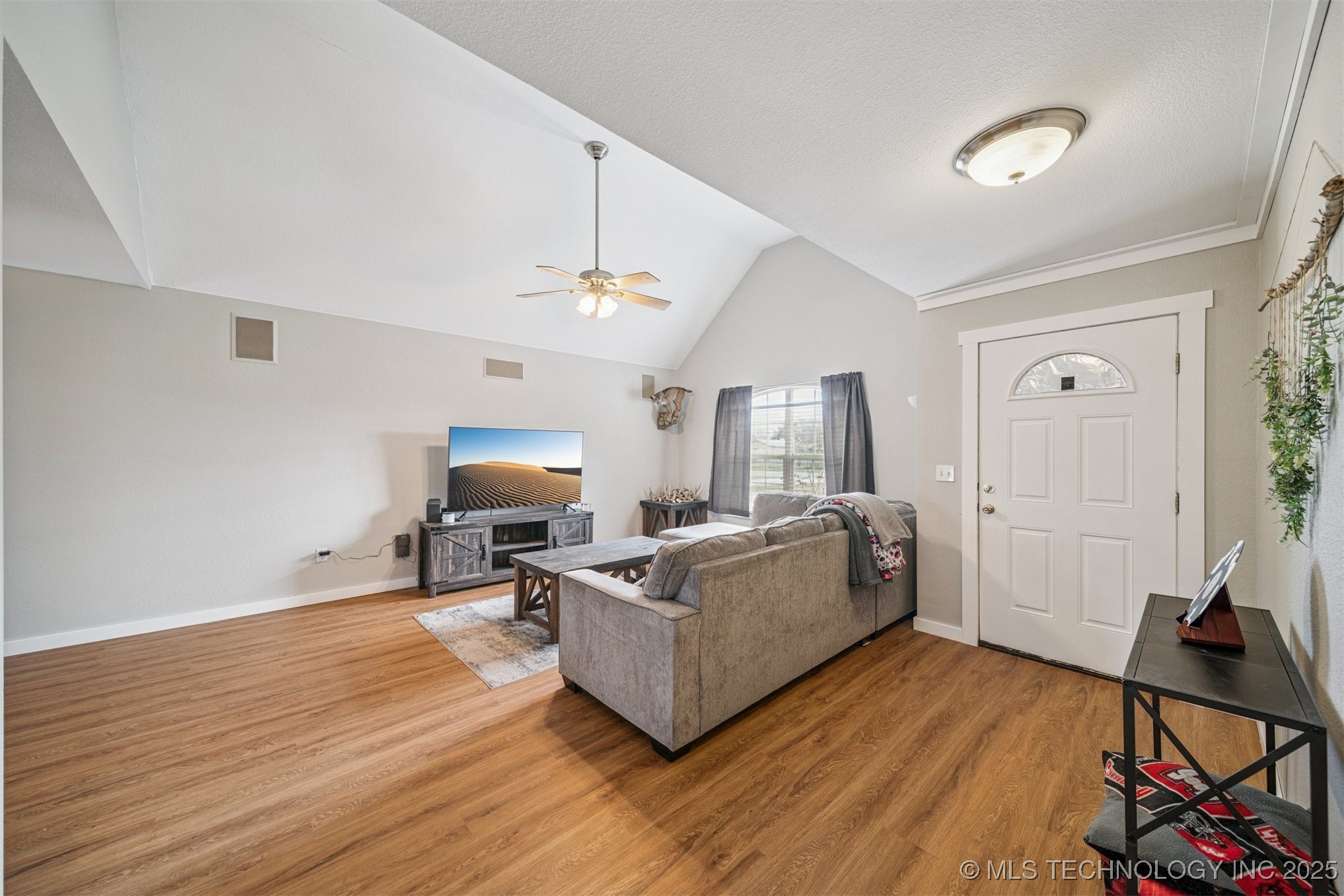 315 E Oak Street Property Photo 6