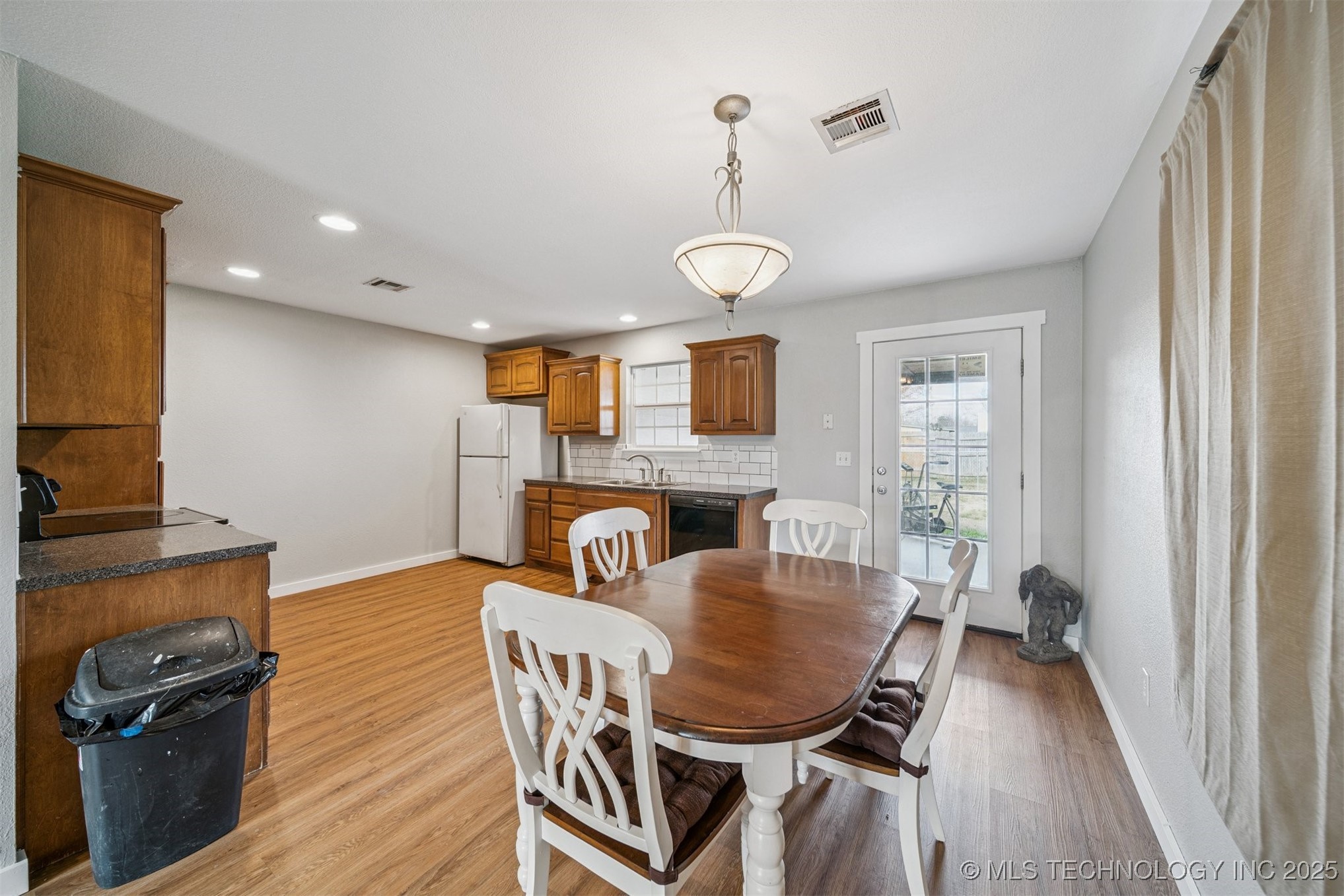 315 E Oak Street Property Photo 7