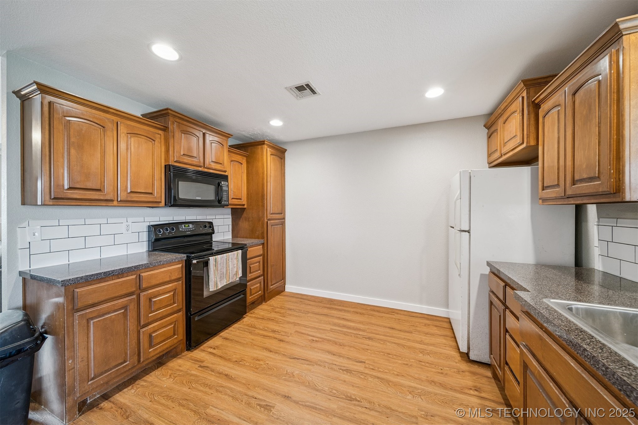 315 E Oak Street Property Photo 8