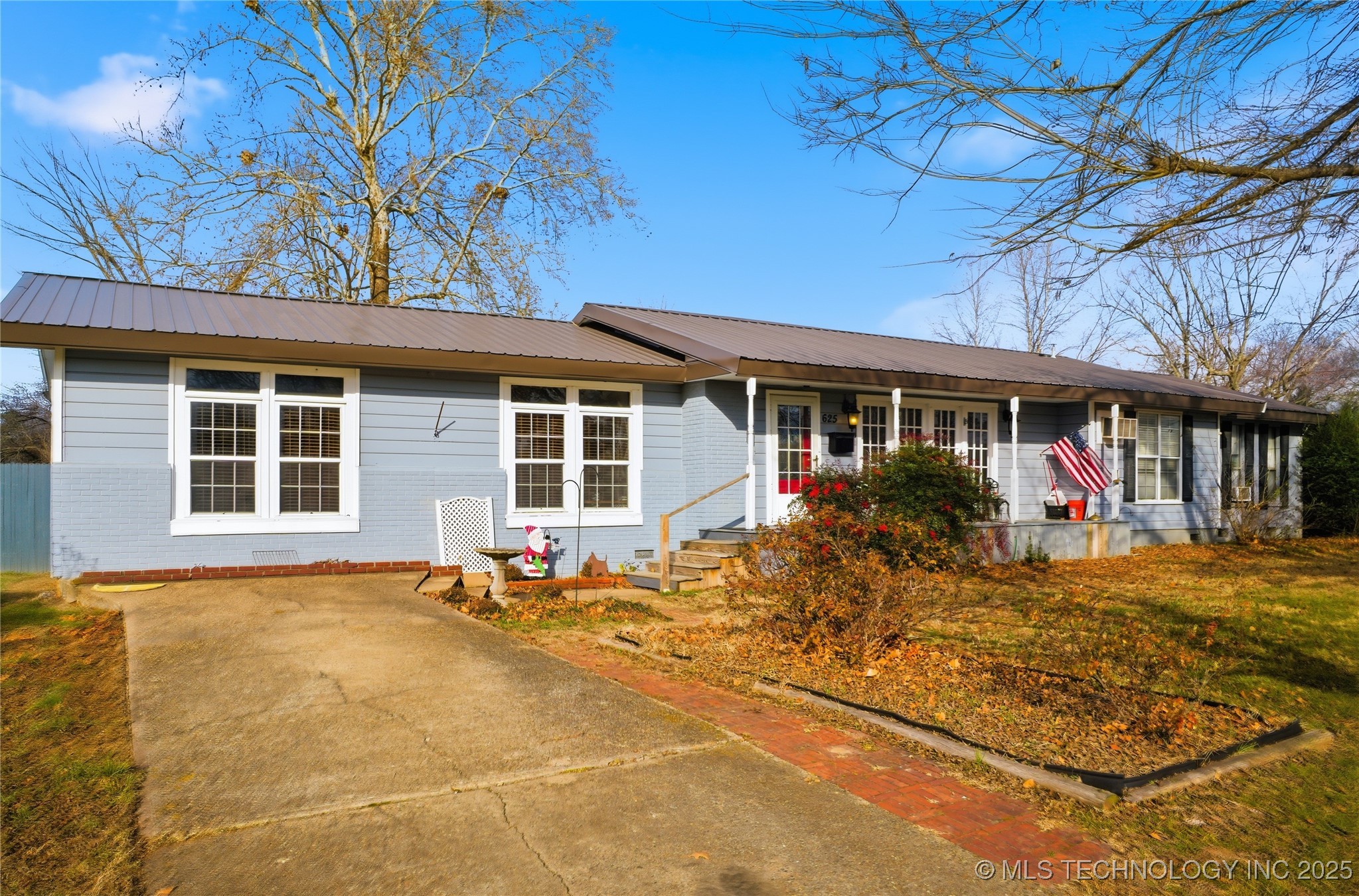 625 W Allison Avenue Property Photo 2