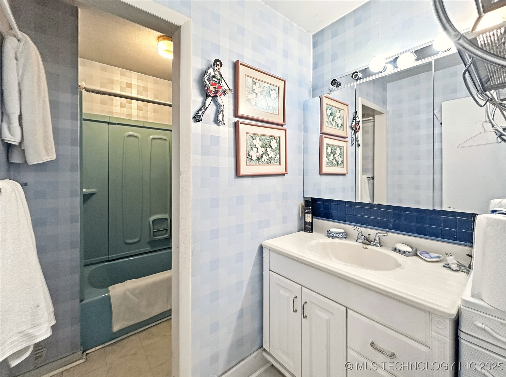 625 W Allison Avenue Property Photo 4