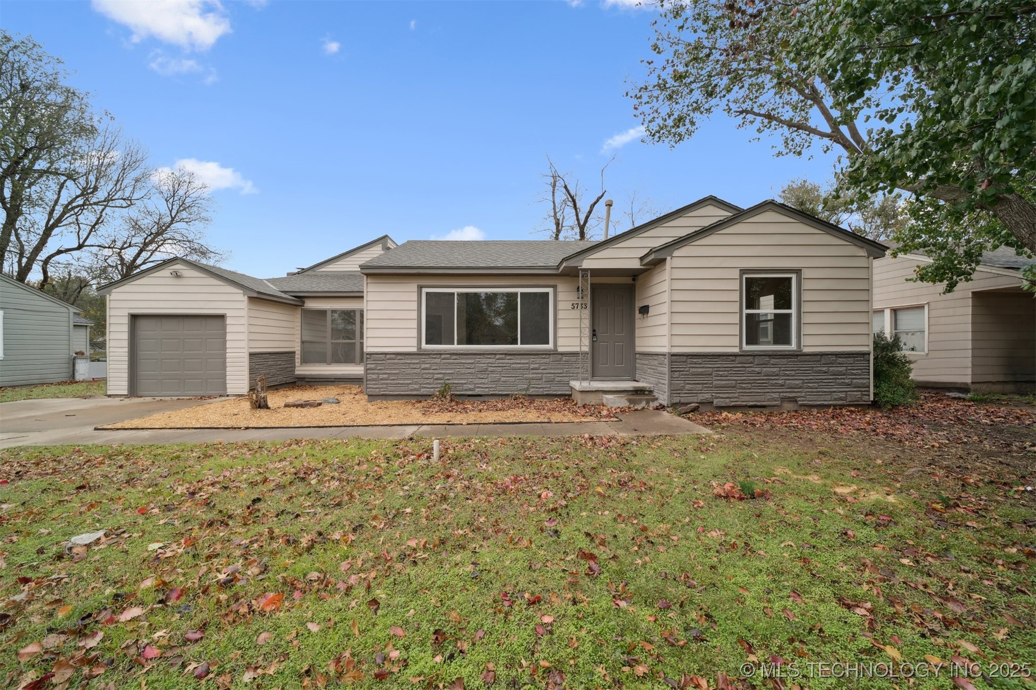 5733 E 4th Street Property Photo 1