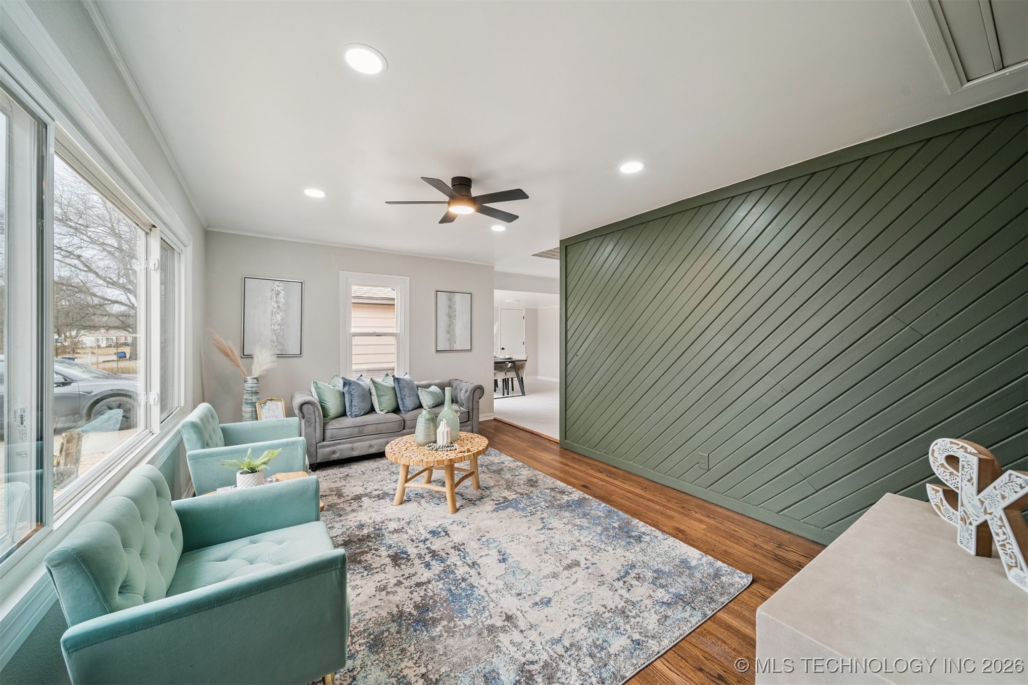 5733 E 4th Street Property Photo 3