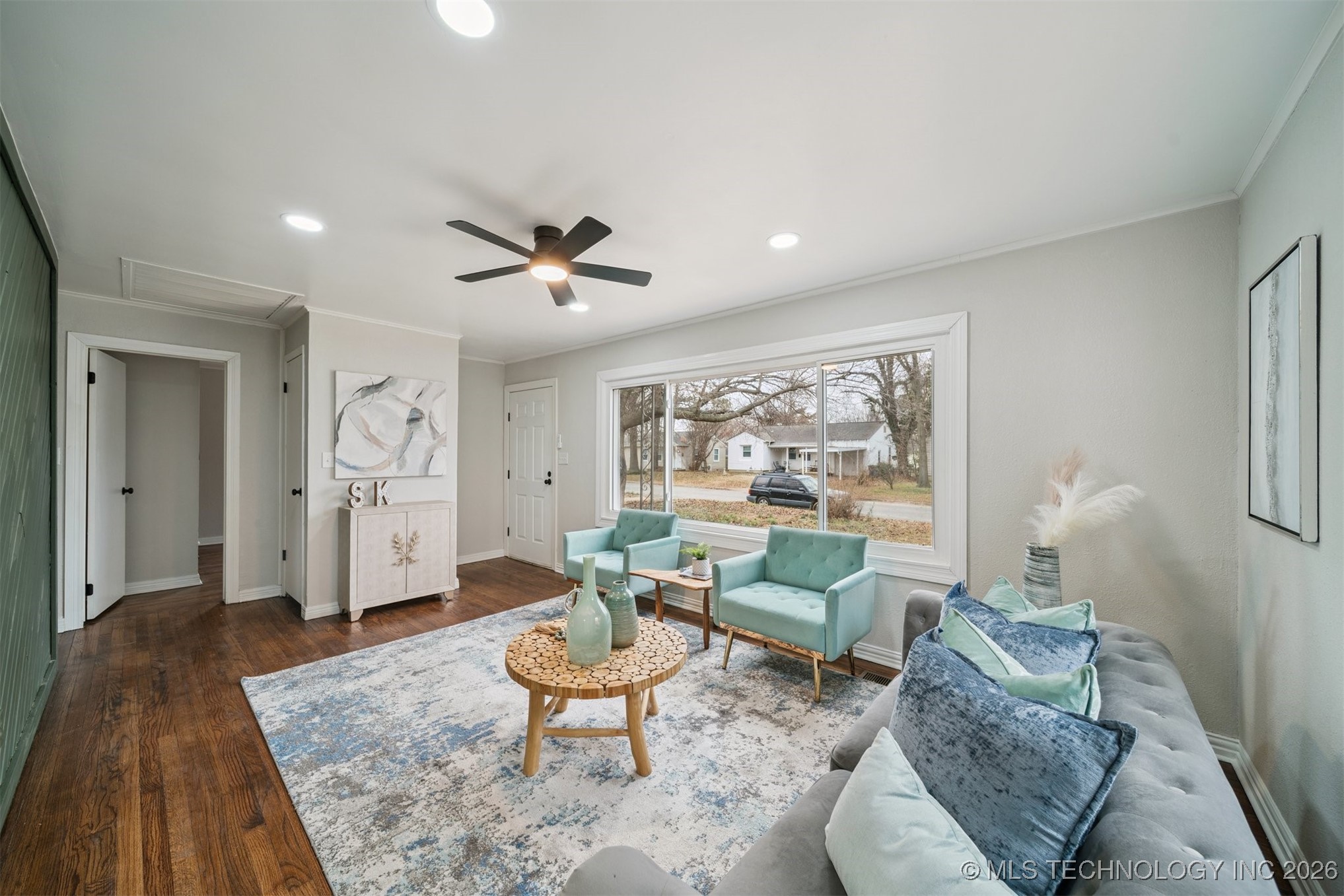 5733 E 4th Street Property Photo 5