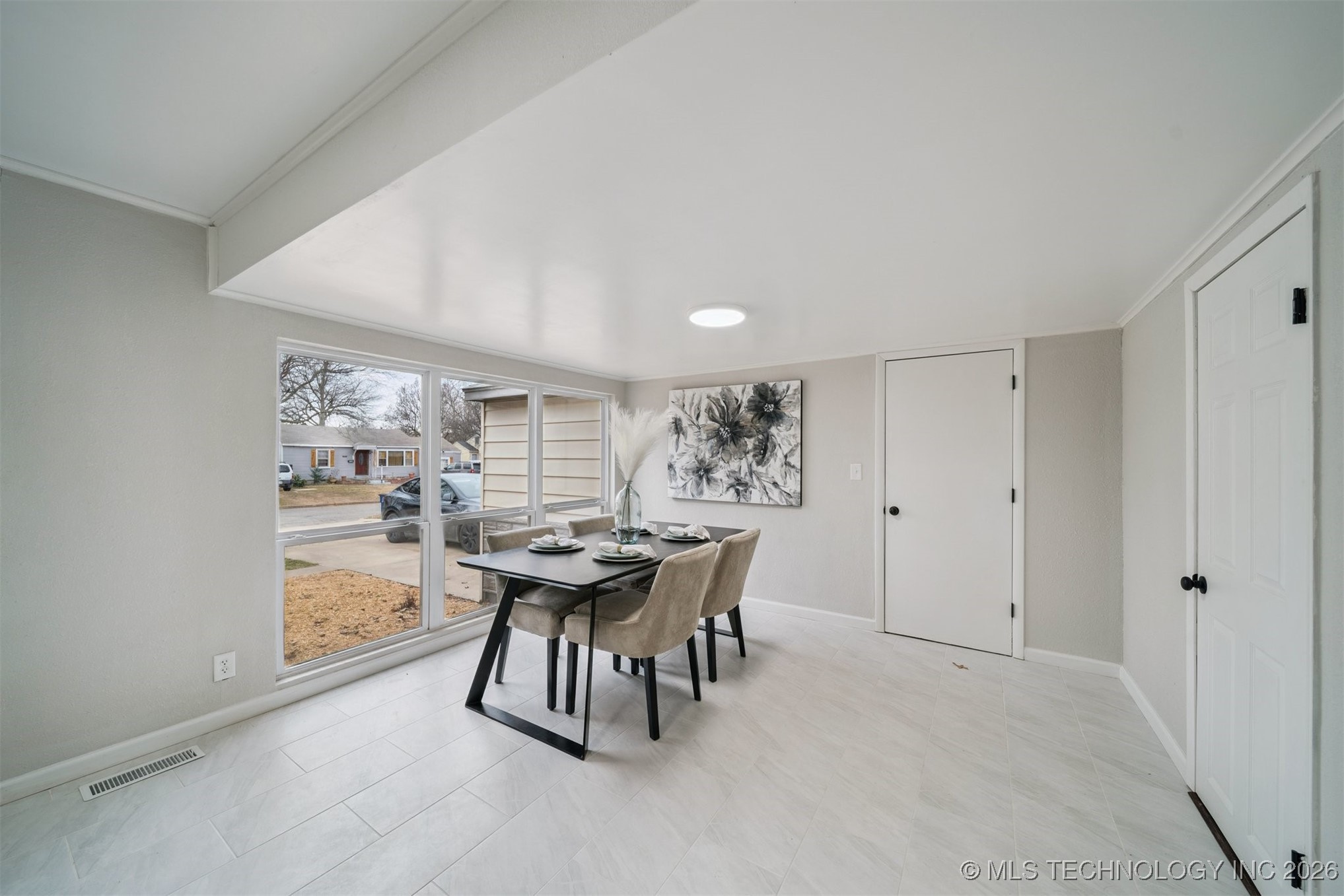 5733 E 4th Street Property Photo 6