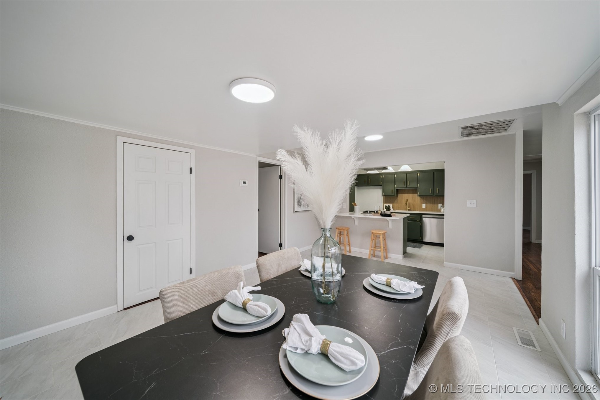 5733 E 4th Street Property Photo 7