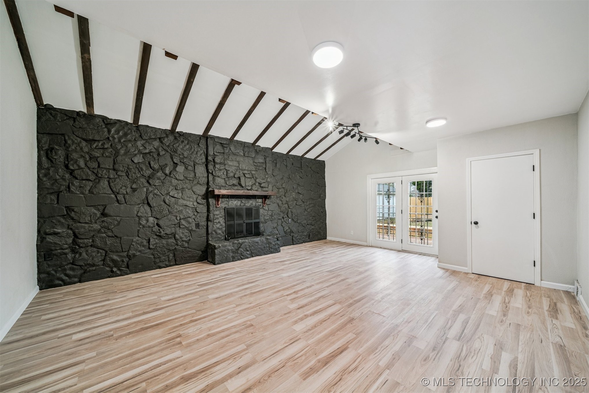 5733 E 4th Street Property Photo 15