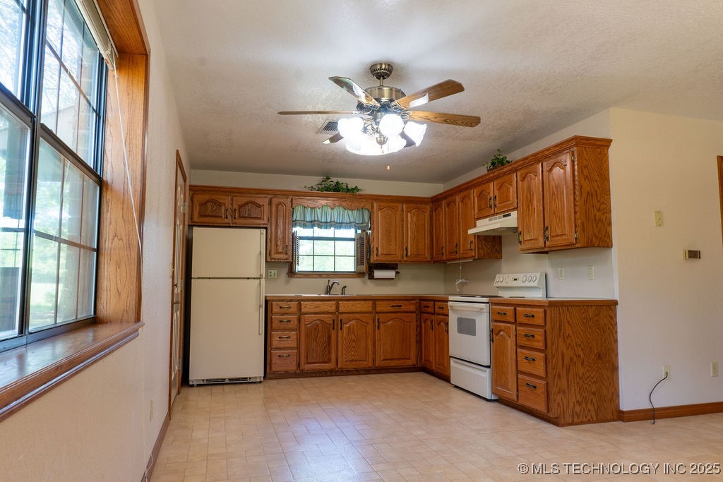 2703 E 2010 Road Property Photo 8