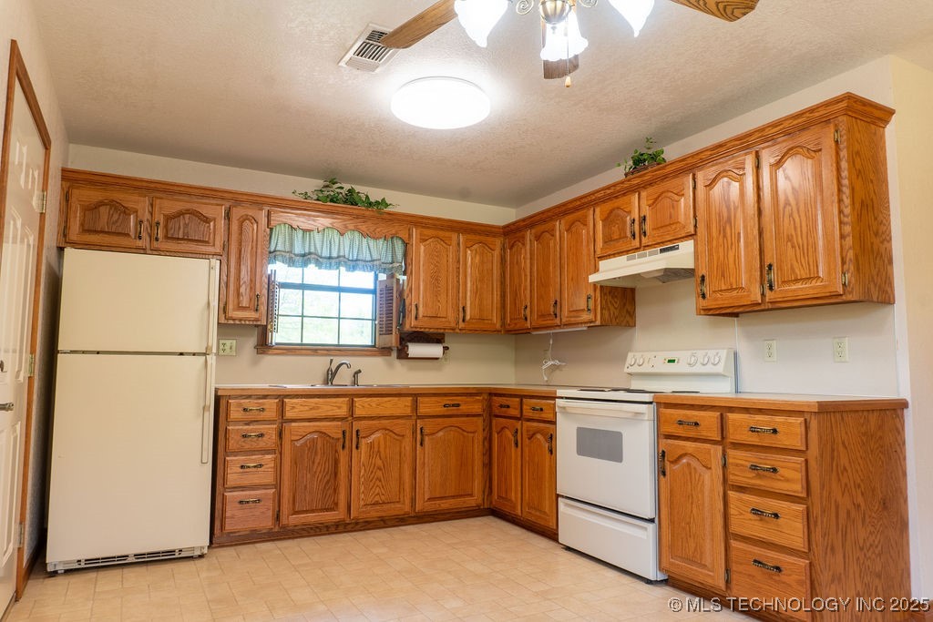 2703 E 2010 Road Property Photo 9