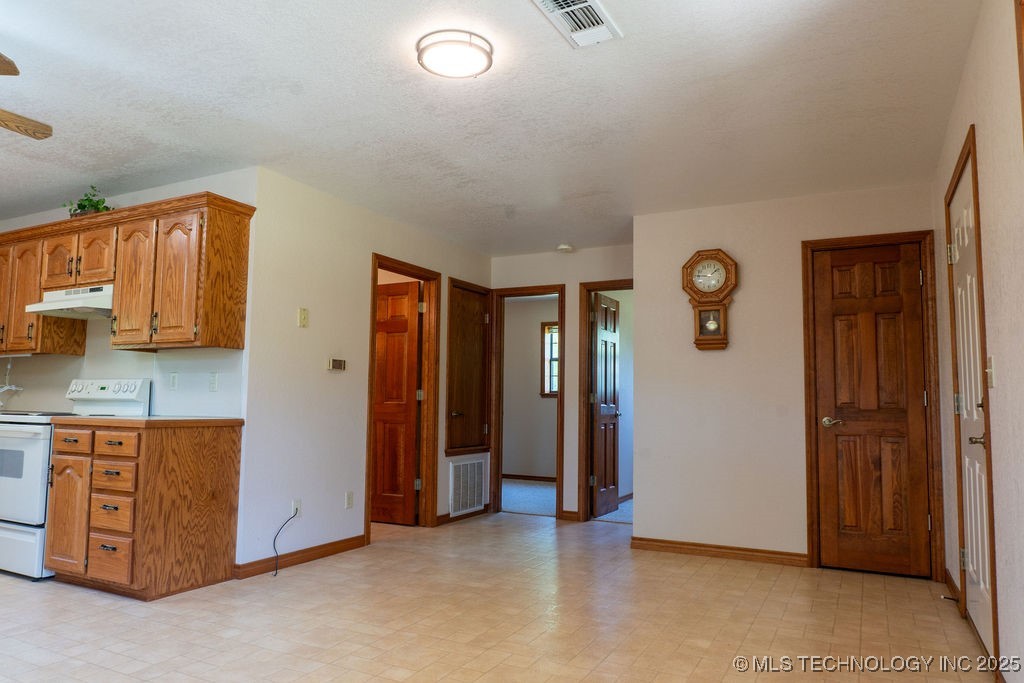 2703 E 2010 Road Property Photo 10