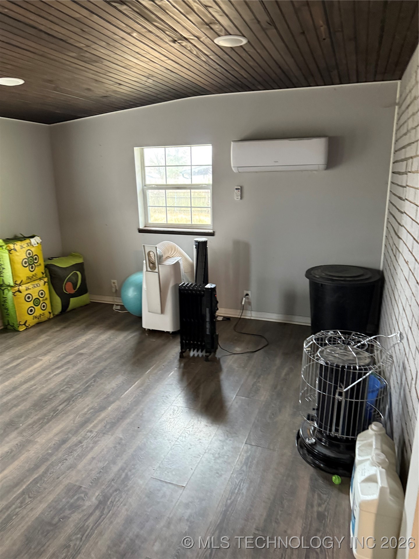 31 Suburban Lane Property Photo 12