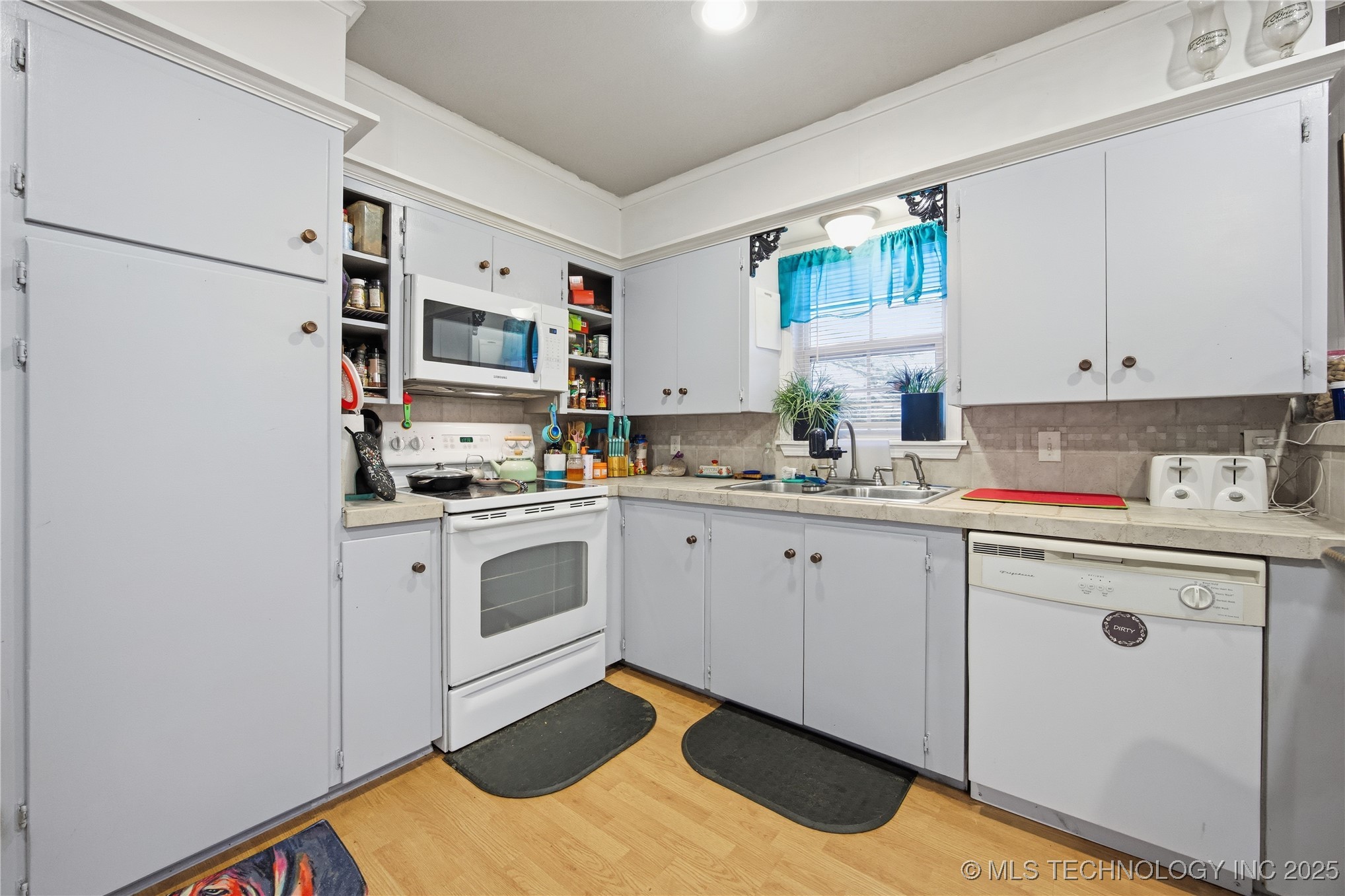 215 E Fuller Street Property Photo 6