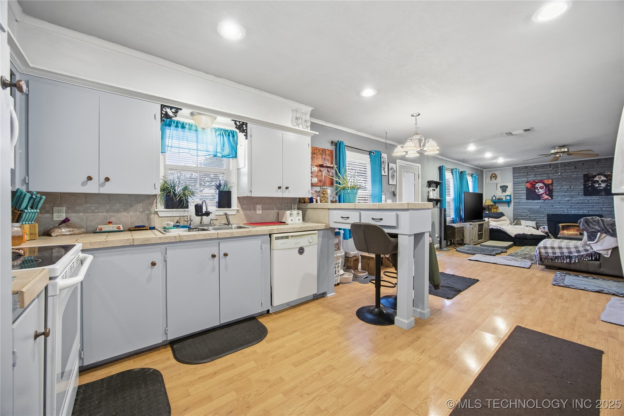 215 E Fuller Street Property Photo 7