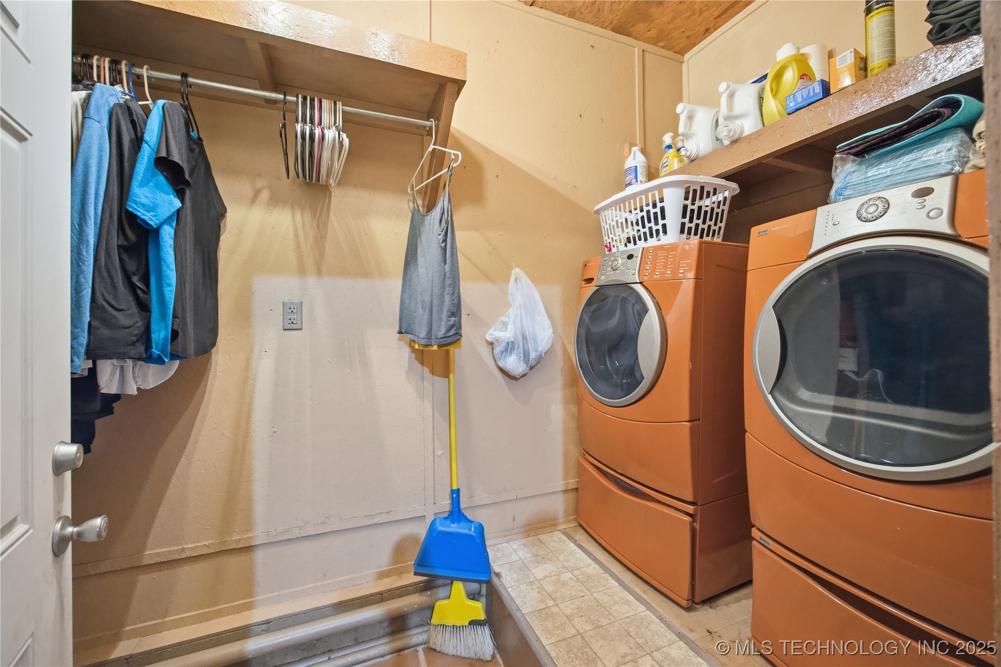 215 E Fuller Street Property Photo 20