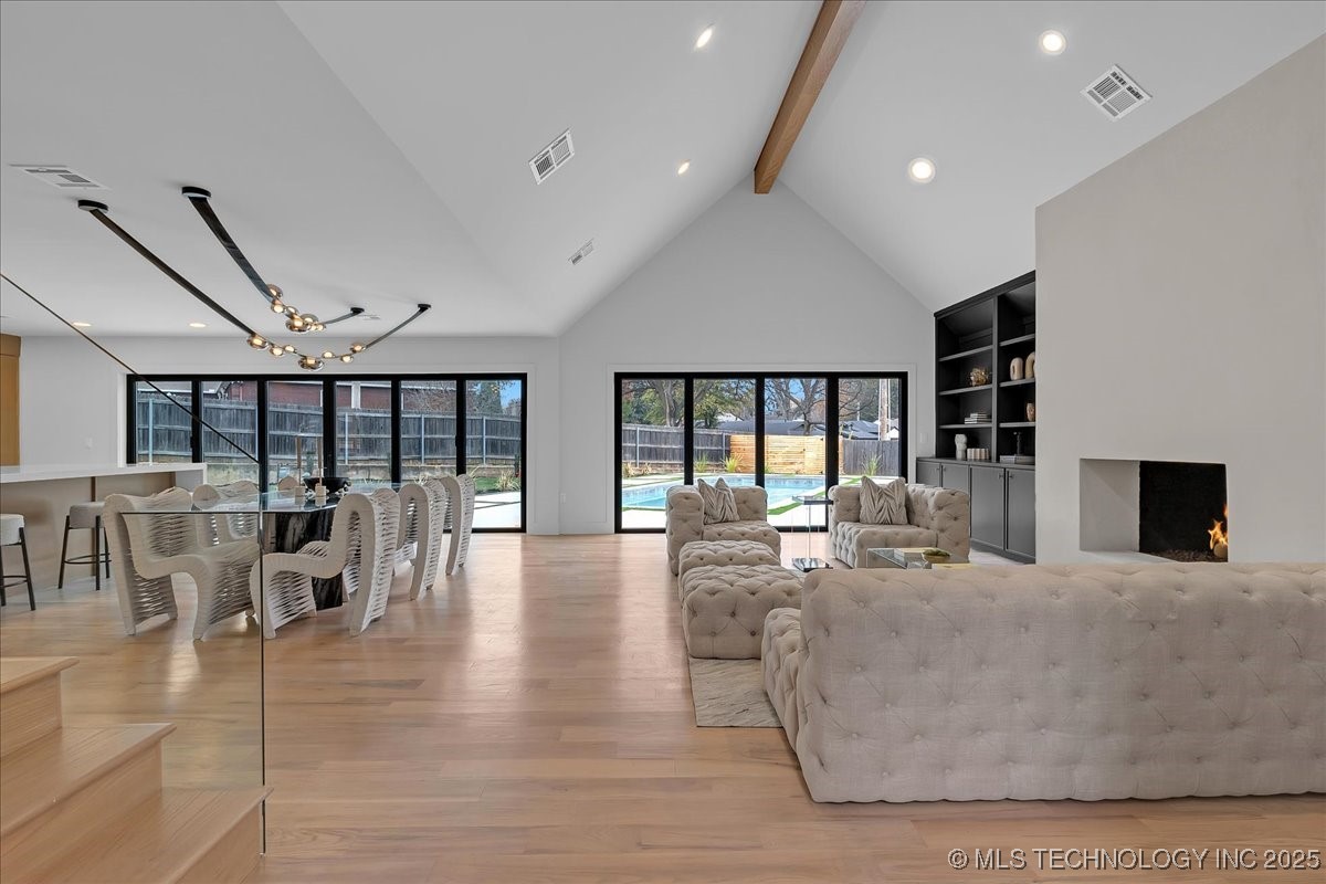 4717 S Atlanta Place Property Photo 3