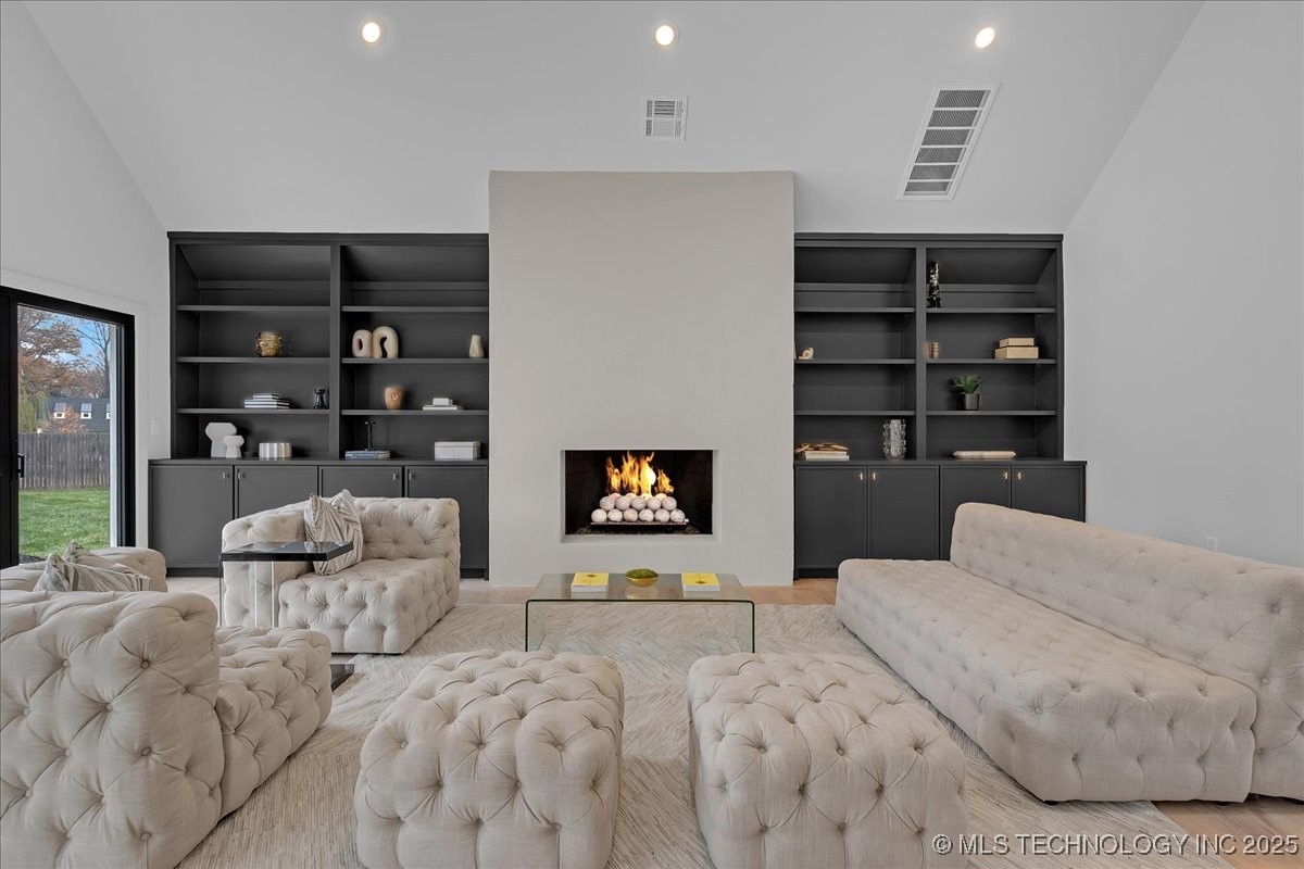 4717 S Atlanta Place Property Photo 4