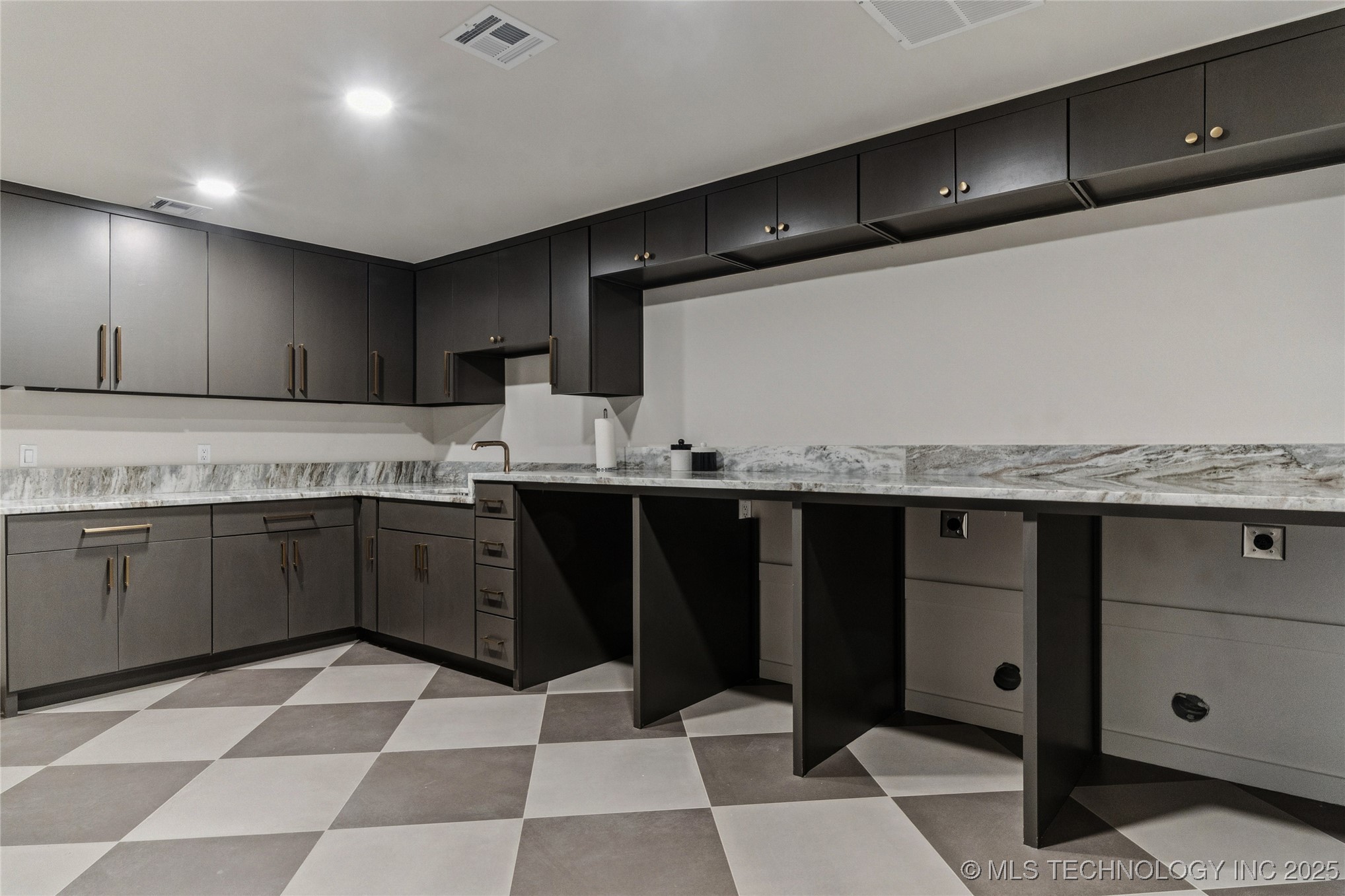 4717 S Atlanta Place Property Photo 13