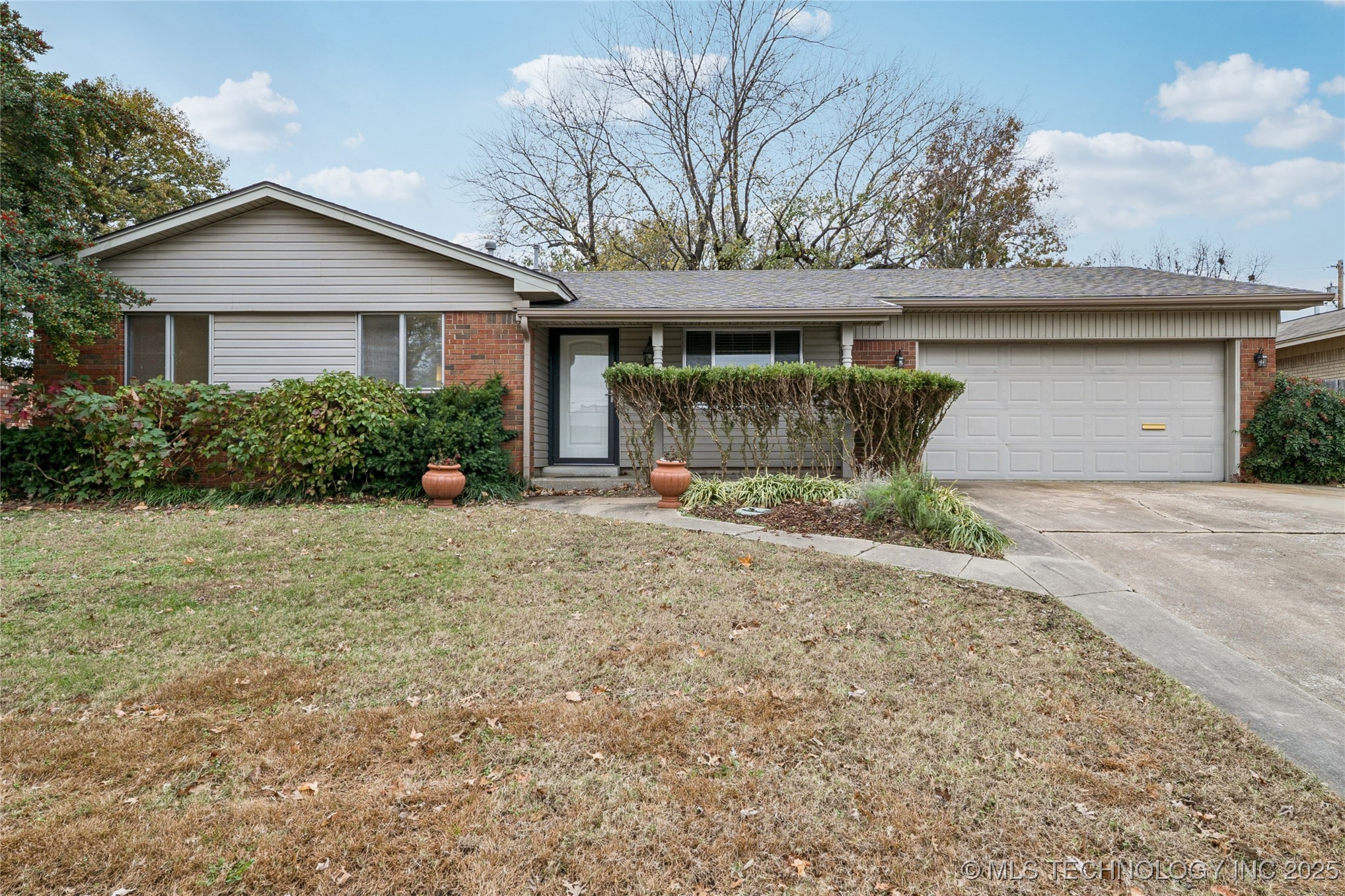 1138 N Fern Avenue Property Photo 1