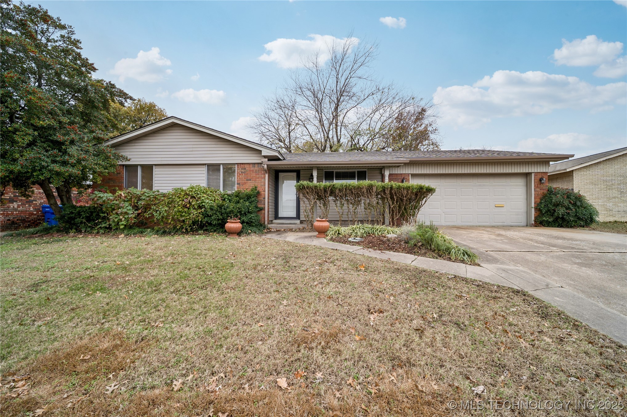 1138 N Fern Avenue Property Photo 2