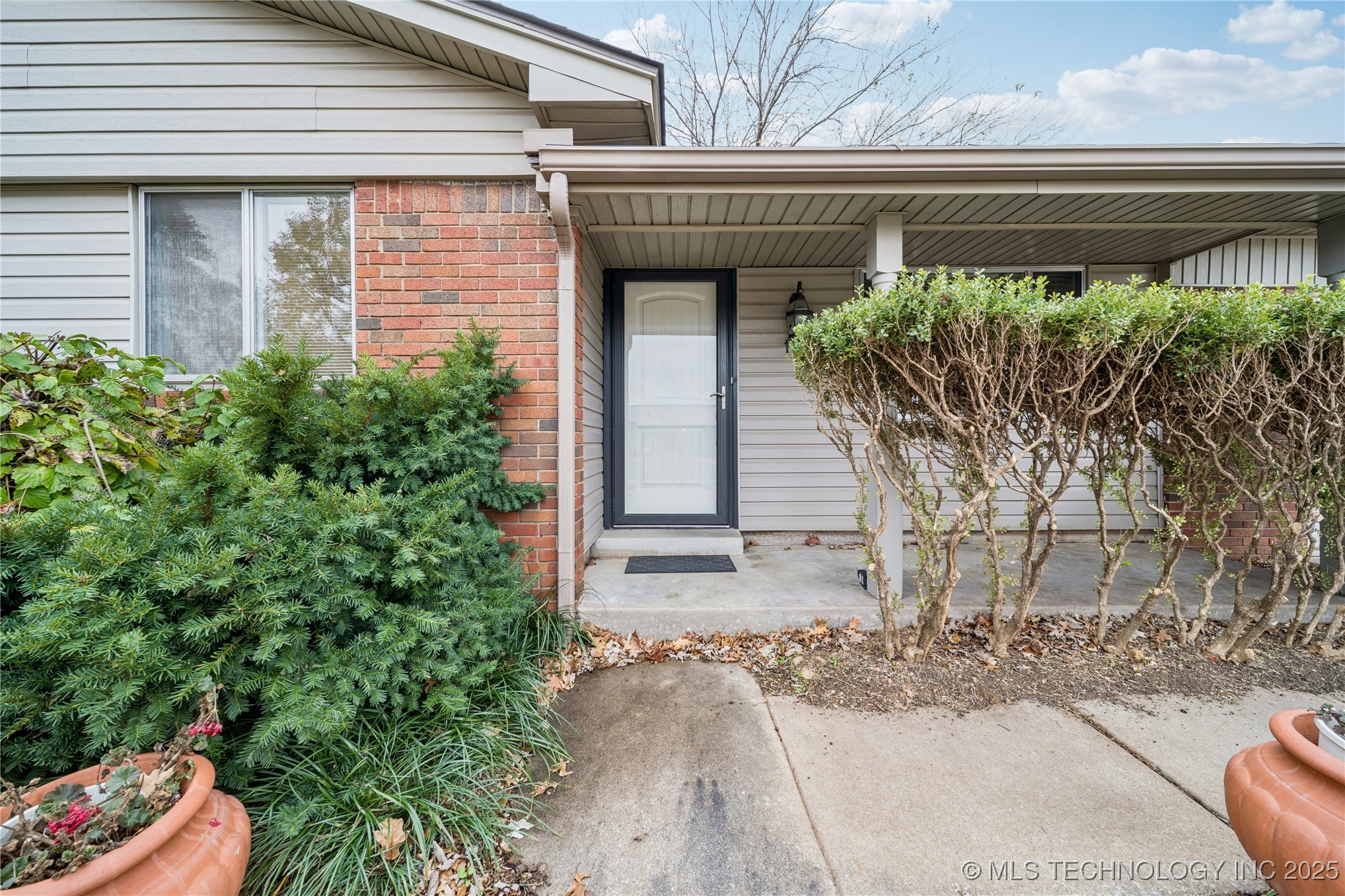 1138 N Fern Avenue Property Photo 4