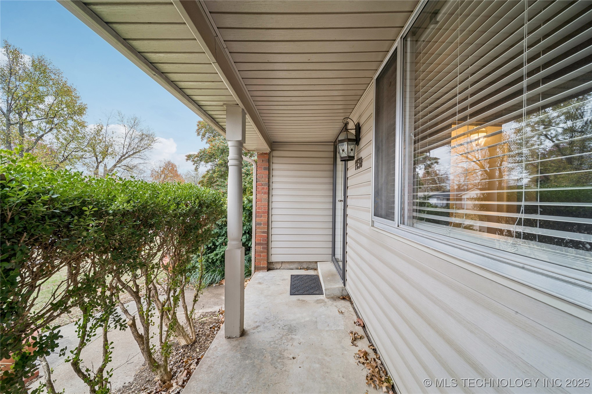 1138 N Fern Avenue Property Photo 5