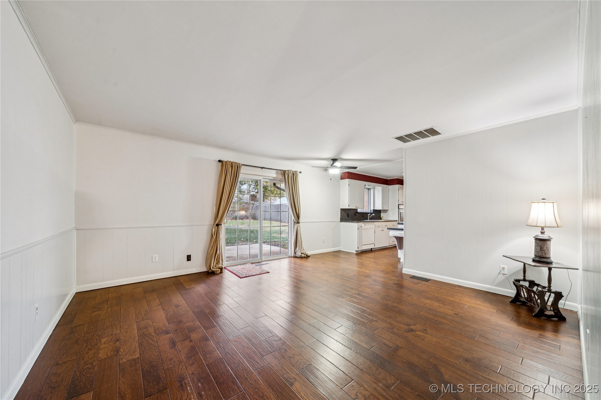 1138 N Fern Avenue Property Photo 8