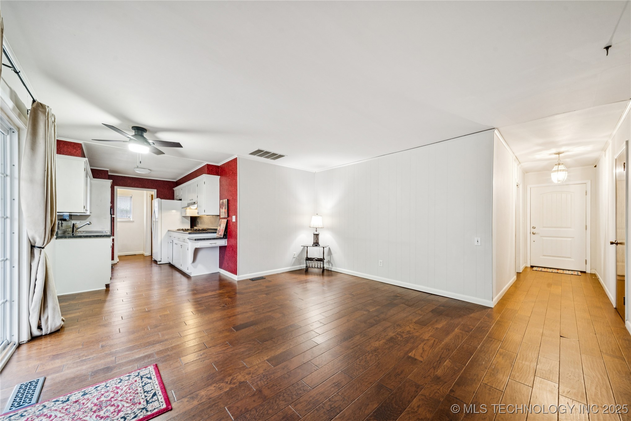 1138 N Fern Avenue Property Photo 9