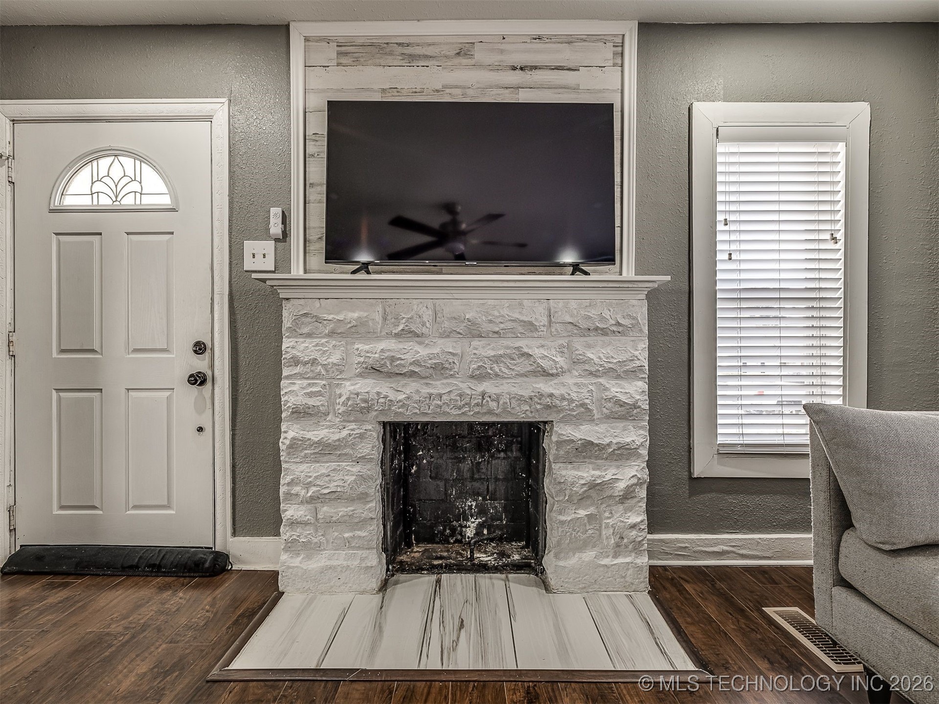 1227 S Richmond Avenue Property Photo 4