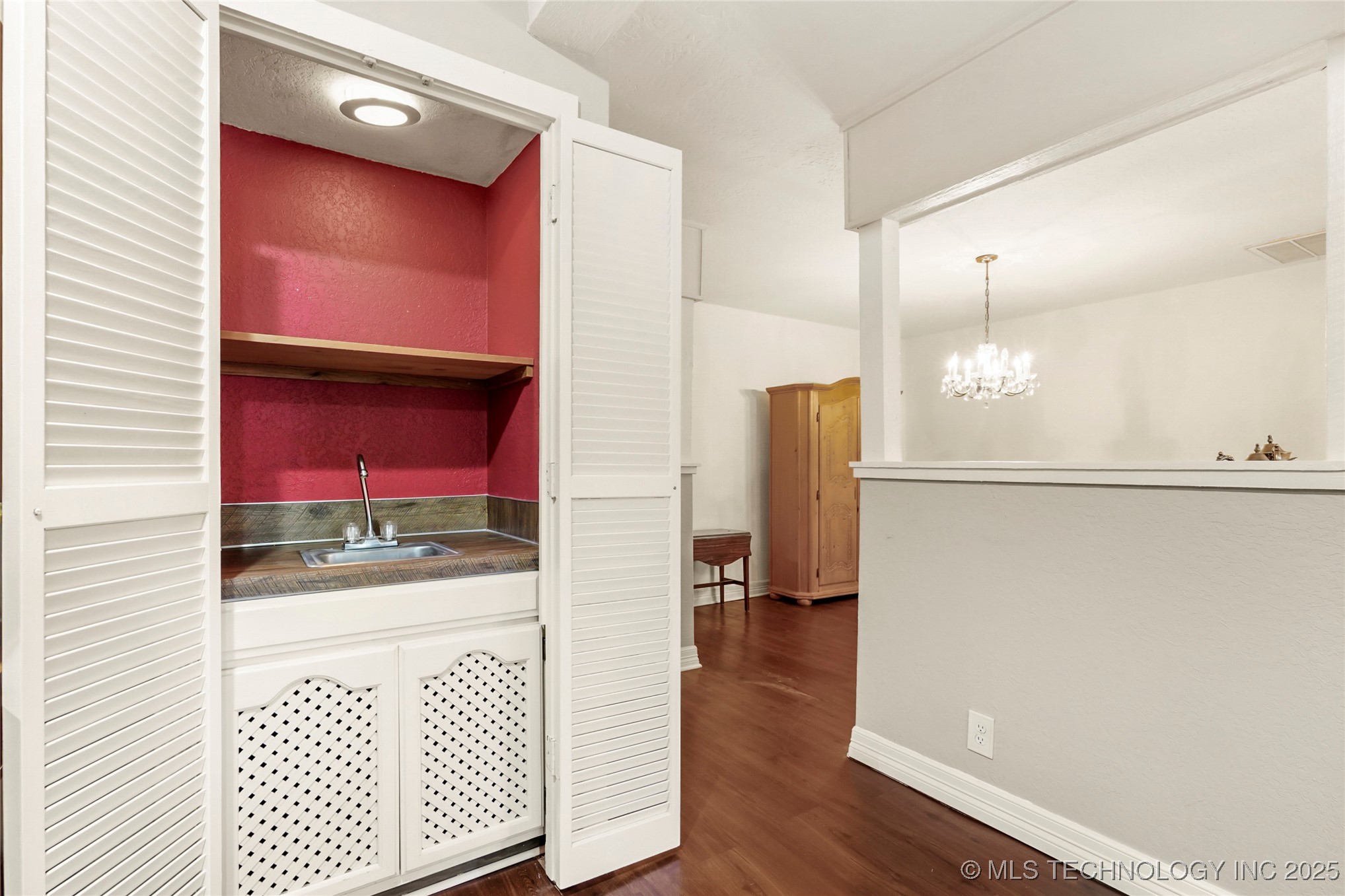 8131 S Jamestown Avenue Property Photo 5