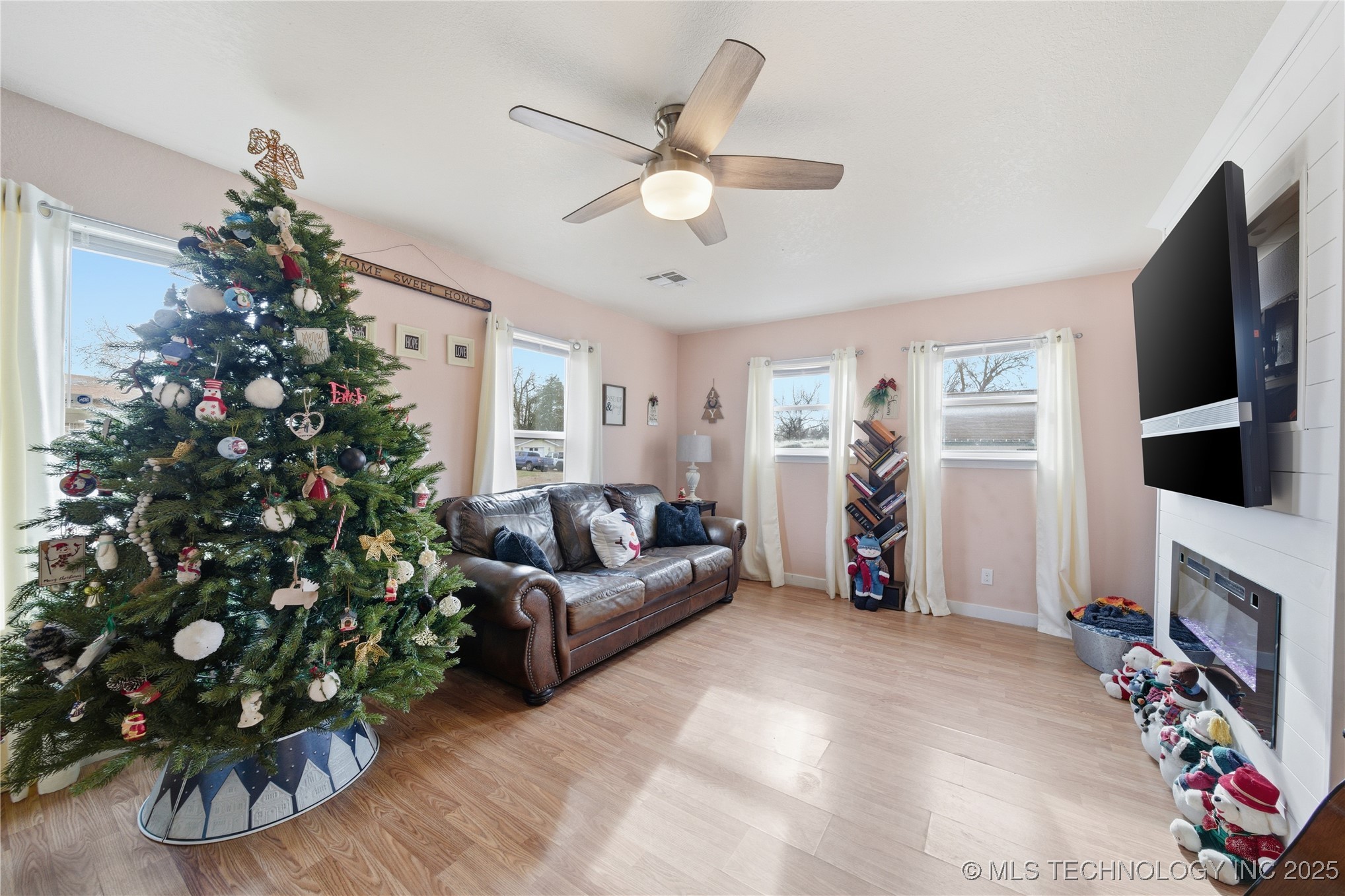 1643 S Oak Avenue Property Photo 4