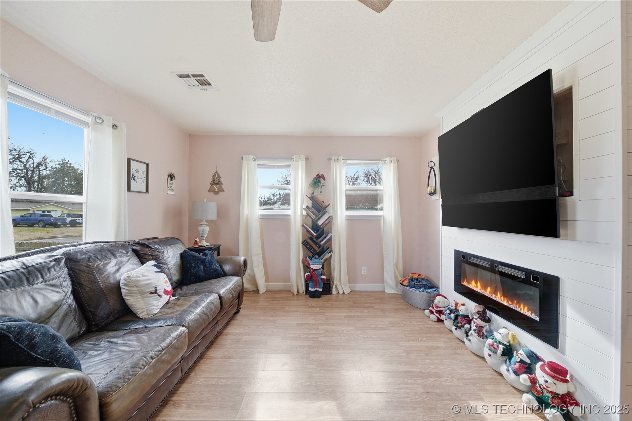 1643 S Oak Avenue Property Photo 5