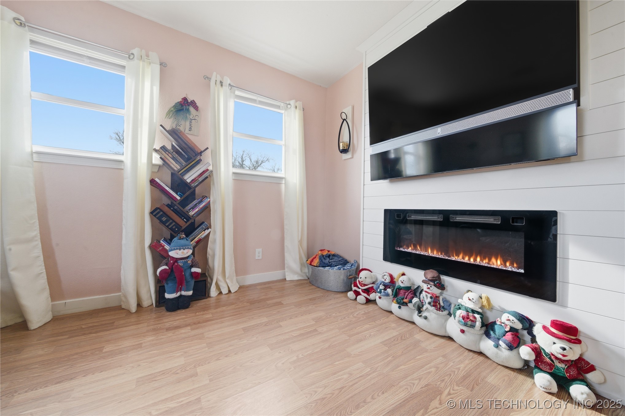 1643 S Oak Avenue Property Photo 6